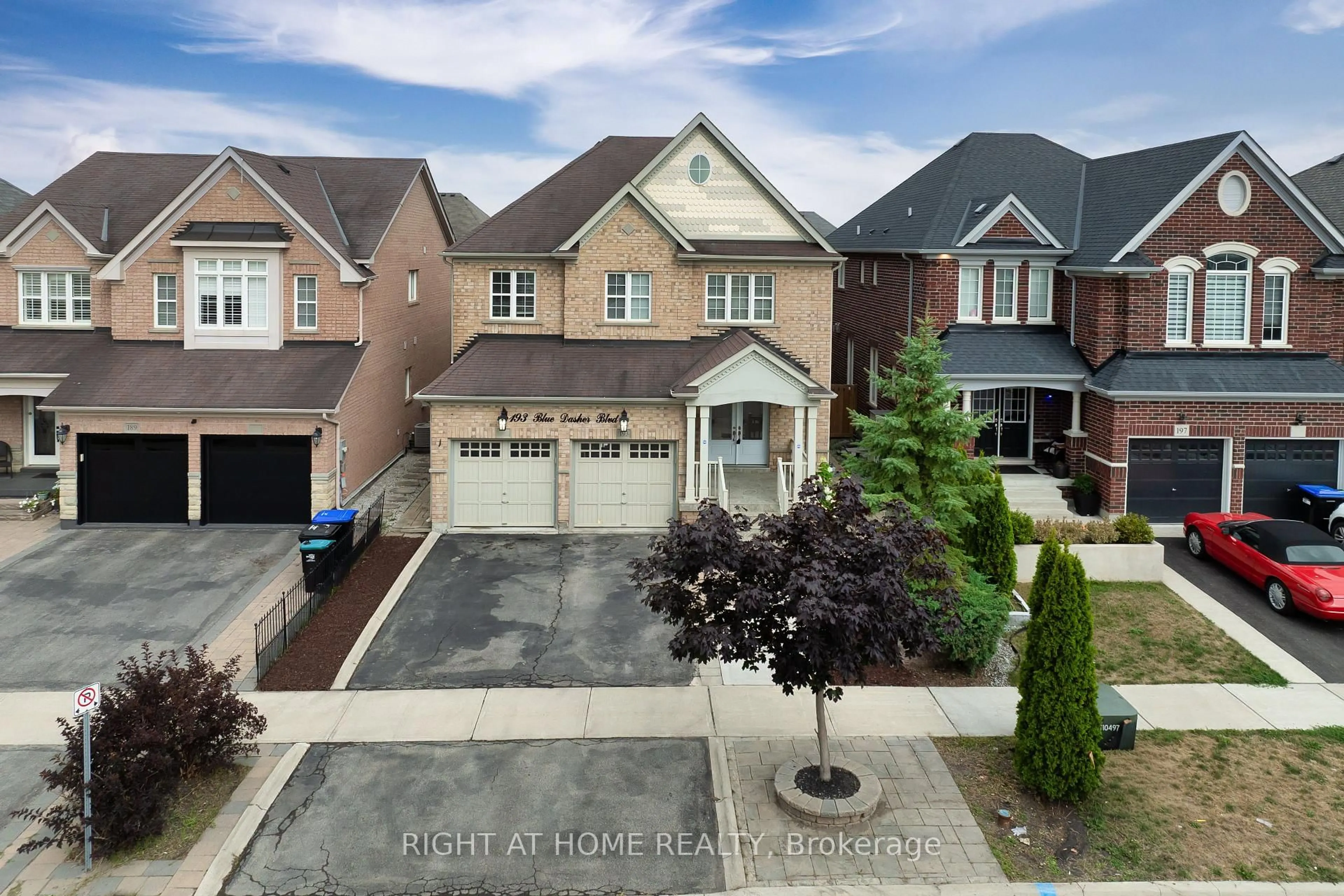 A pic from outside/outdoor area/front of a property/back of a property/a pic from drone, street for 193 Blue Dasher Blvd, Bradford West Gwillimbury Ontario L3Z 0H3