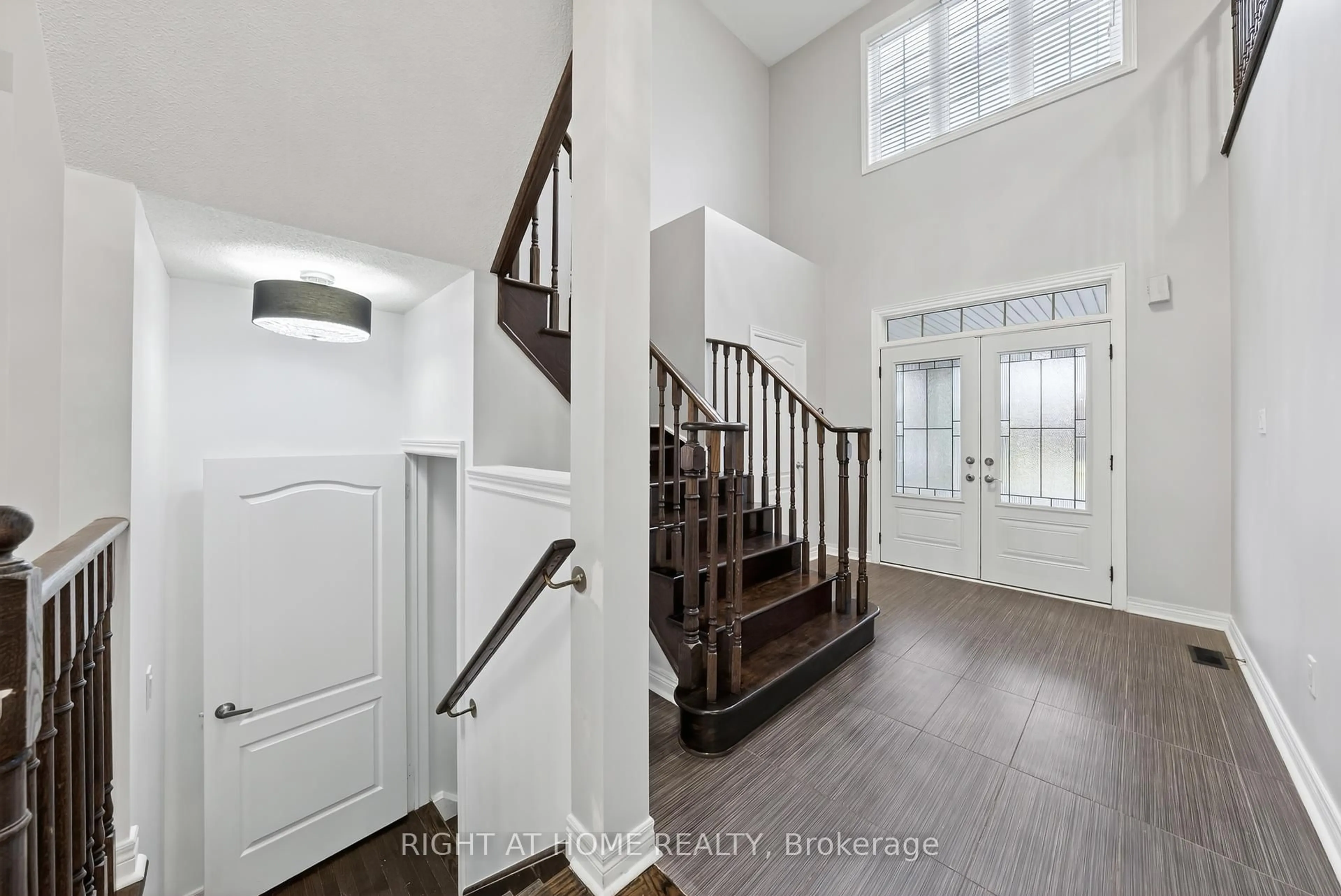 Indoor entryway for 193 Blue Dasher Blvd, Bradford West Gwillimbury Ontario L3Z 0H3
