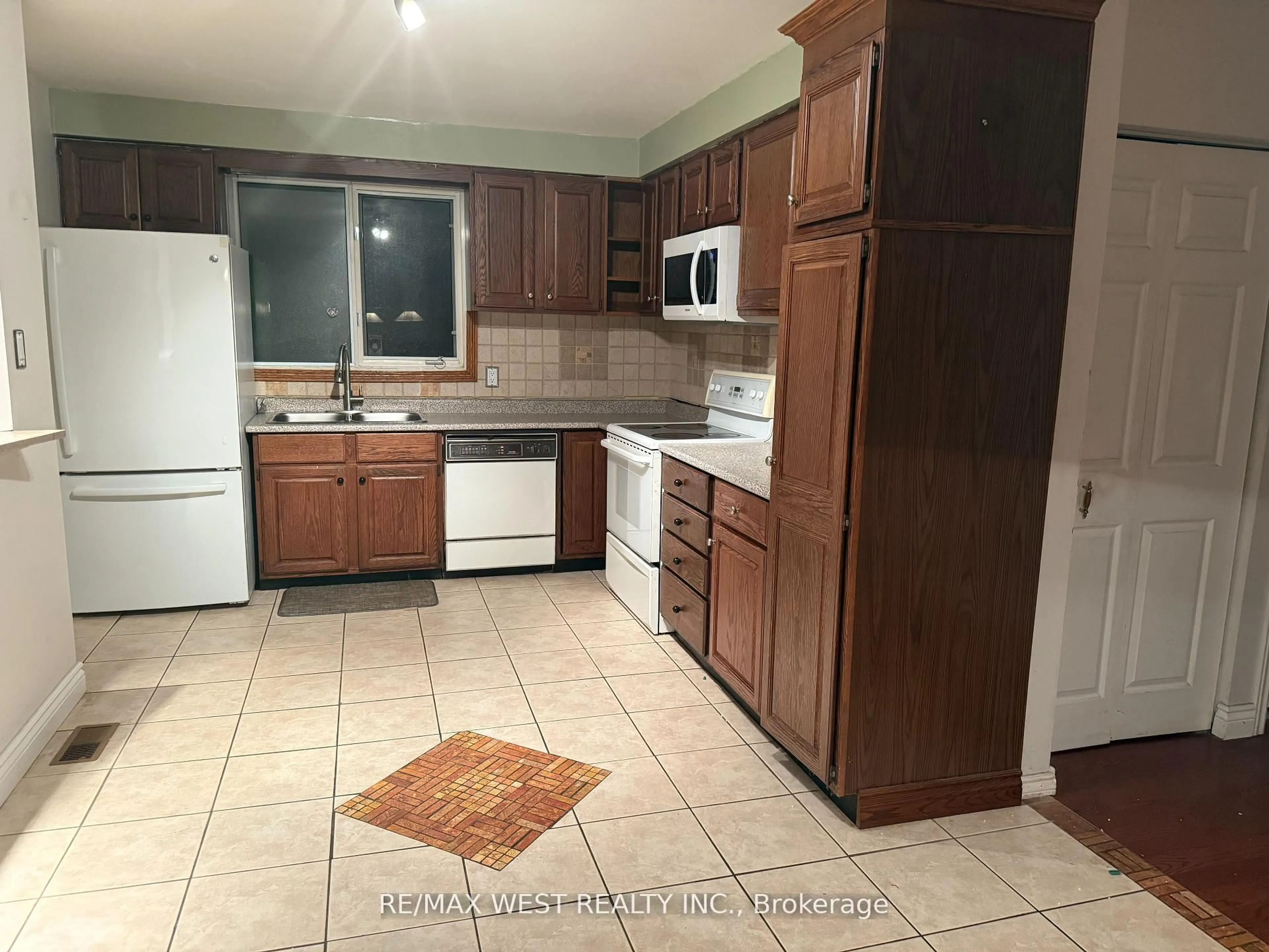 Standard kitchen, unknown for 61 Romfield Crct, Markham Ontario L3T 3H4
