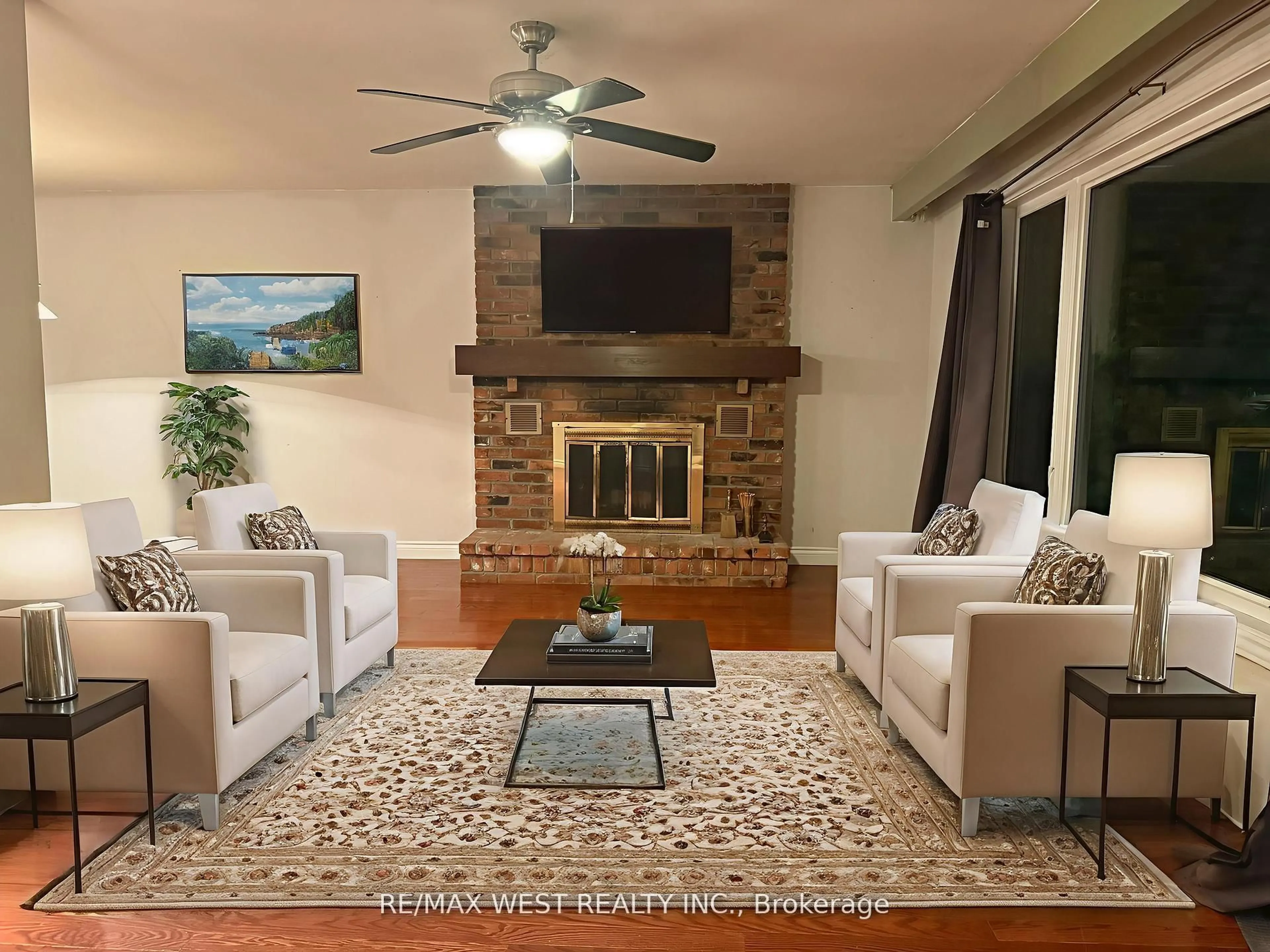 Living room with furniture, unknown for 61 Romfield Crct, Markham Ontario L3T 3H4