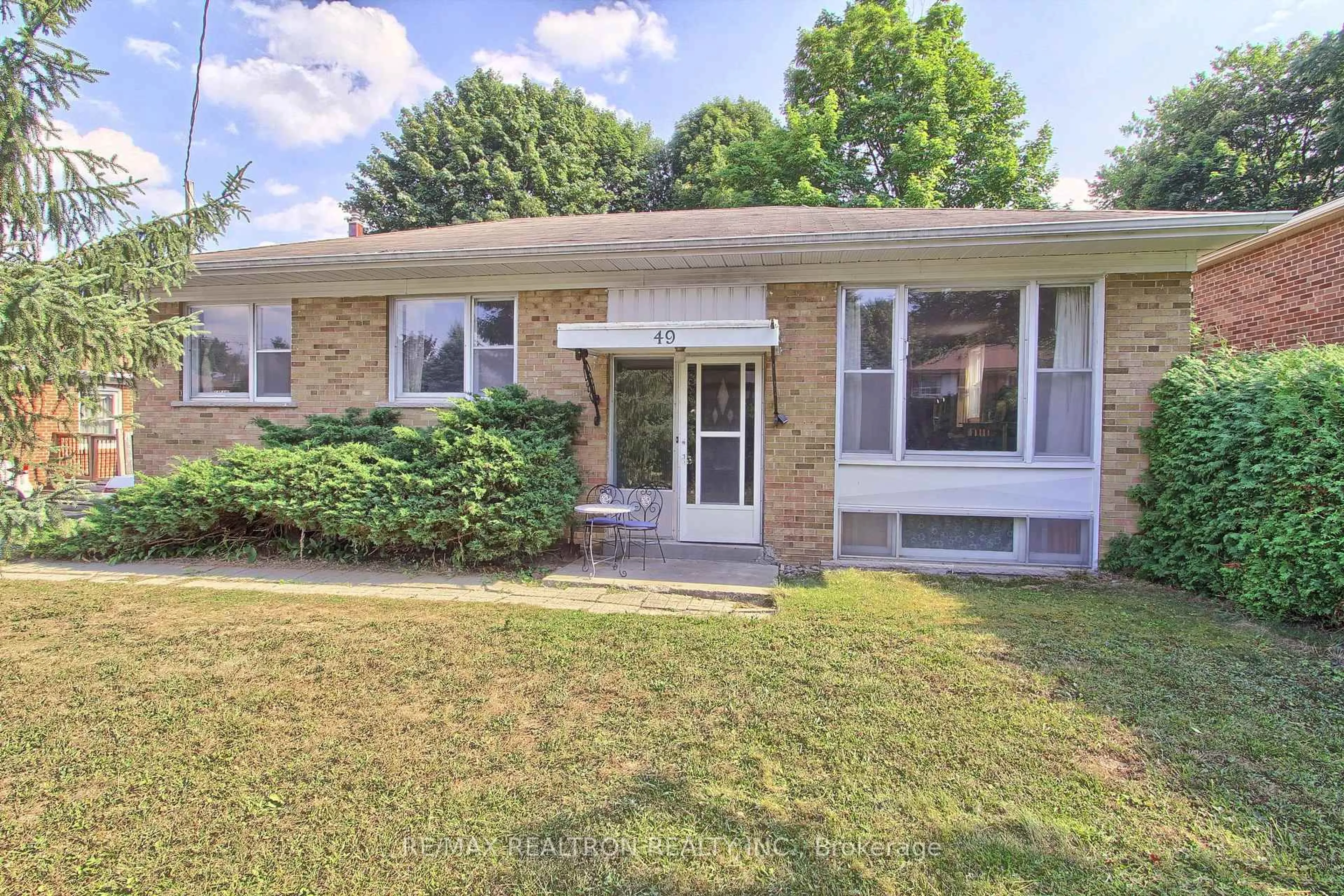 Home with brick exterior material, street for 49 Monkswood Cres, Newmarket Ontario L3Y 2J9