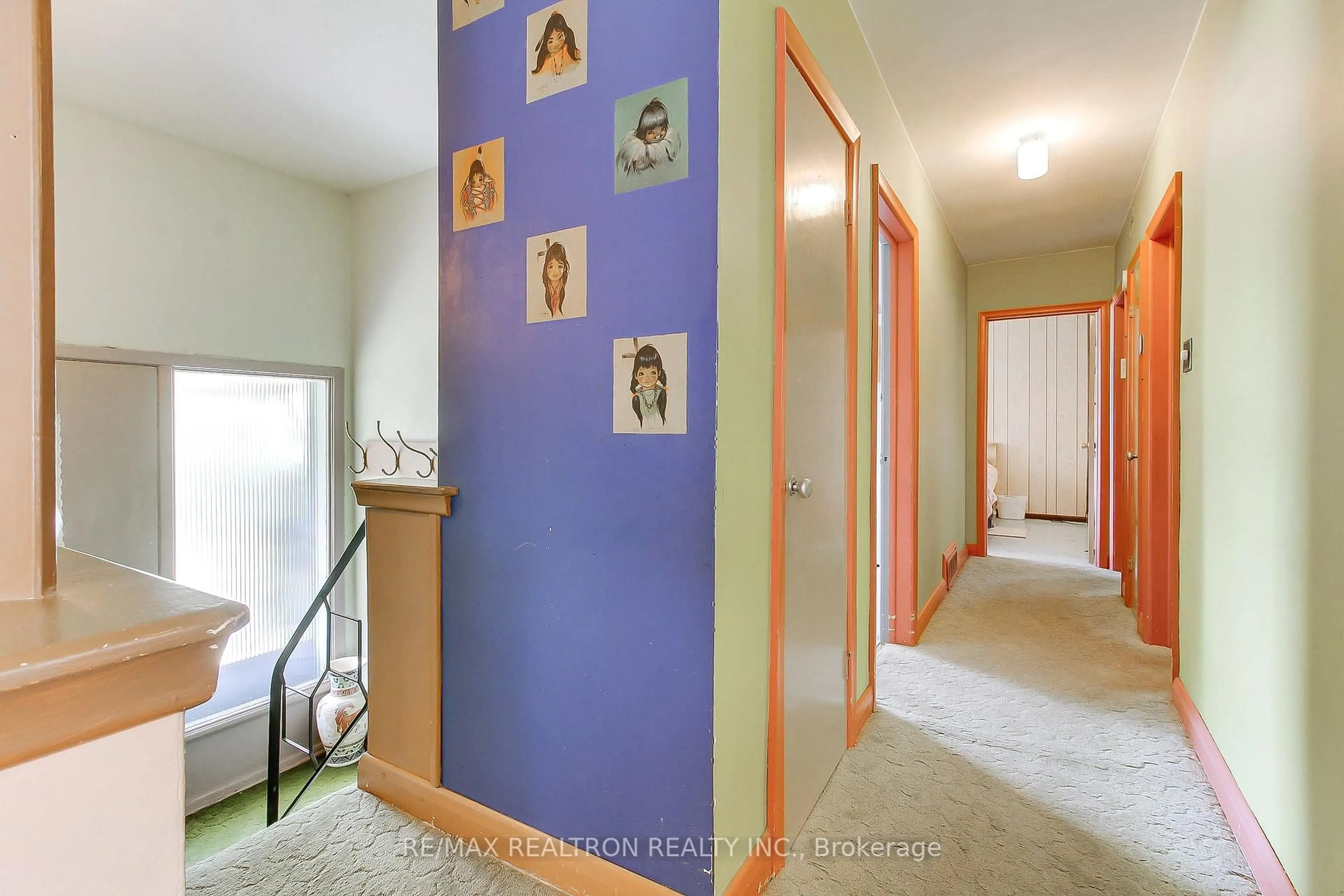Indoor entryway for 49 Monkswood Cres, Newmarket Ontario L3Y 2J9