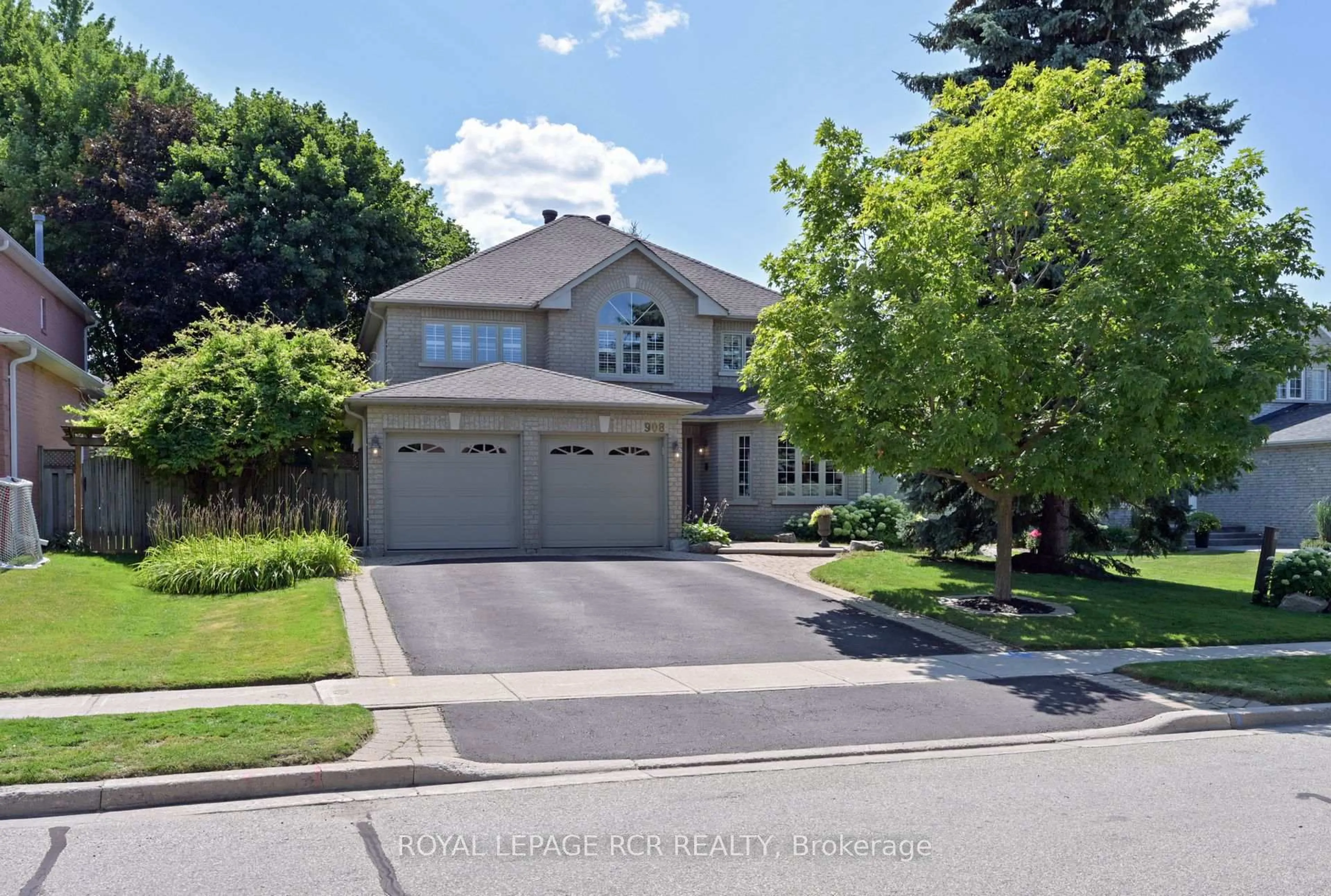A pic from outside/outdoor area/front of a property/back of a property/a pic from drone, street for 908 Schaeffer Otlk, Newmarket Ontario L3X 1V9