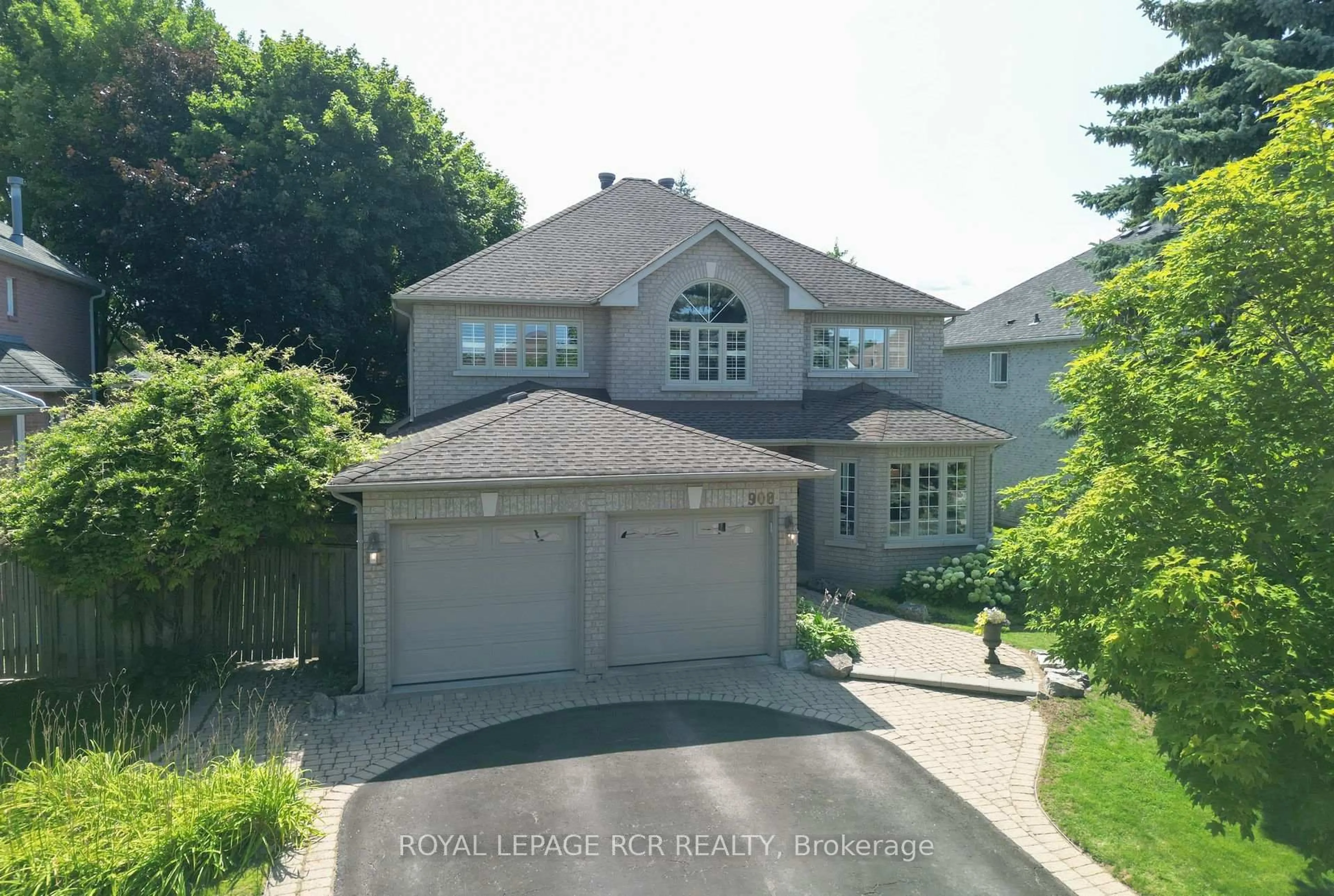 A pic from outside/outdoor area/front of a property/back of a property/a pic from drone, street for 908 Schaeffer Otlk, Newmarket Ontario L3X 1V9