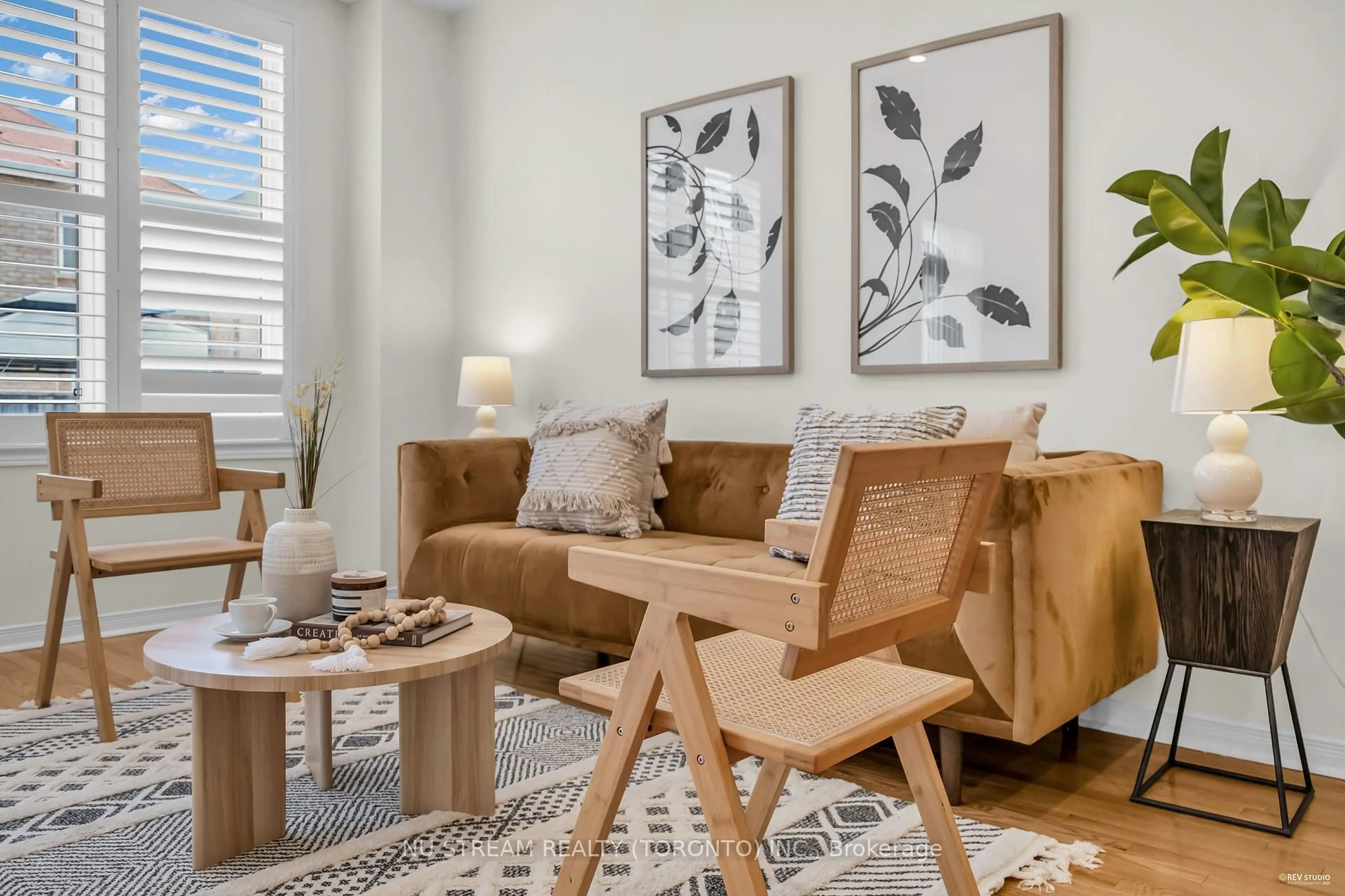 Living room with furniture, unknown for 15 Trinco Way, Markham Ontario L3S 0C4