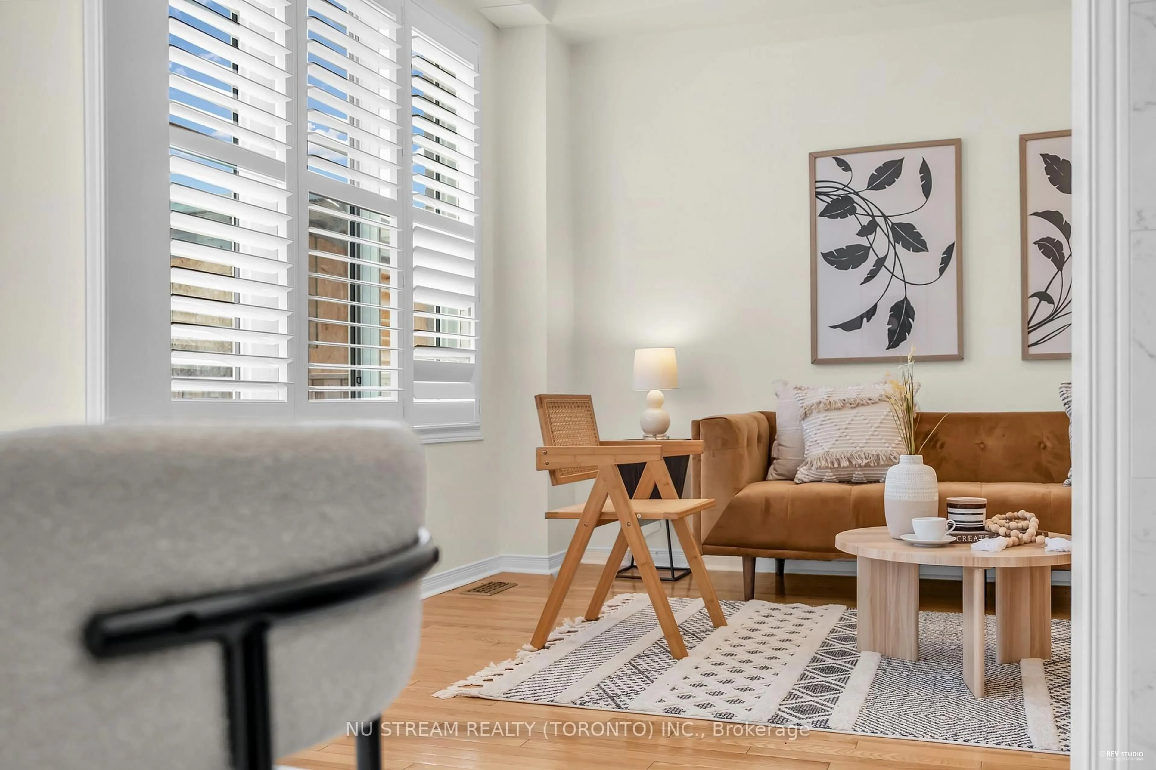 Living room with furniture, wood/laminate floor for 15 Trinco Way, Markham Ontario L3S 0C4