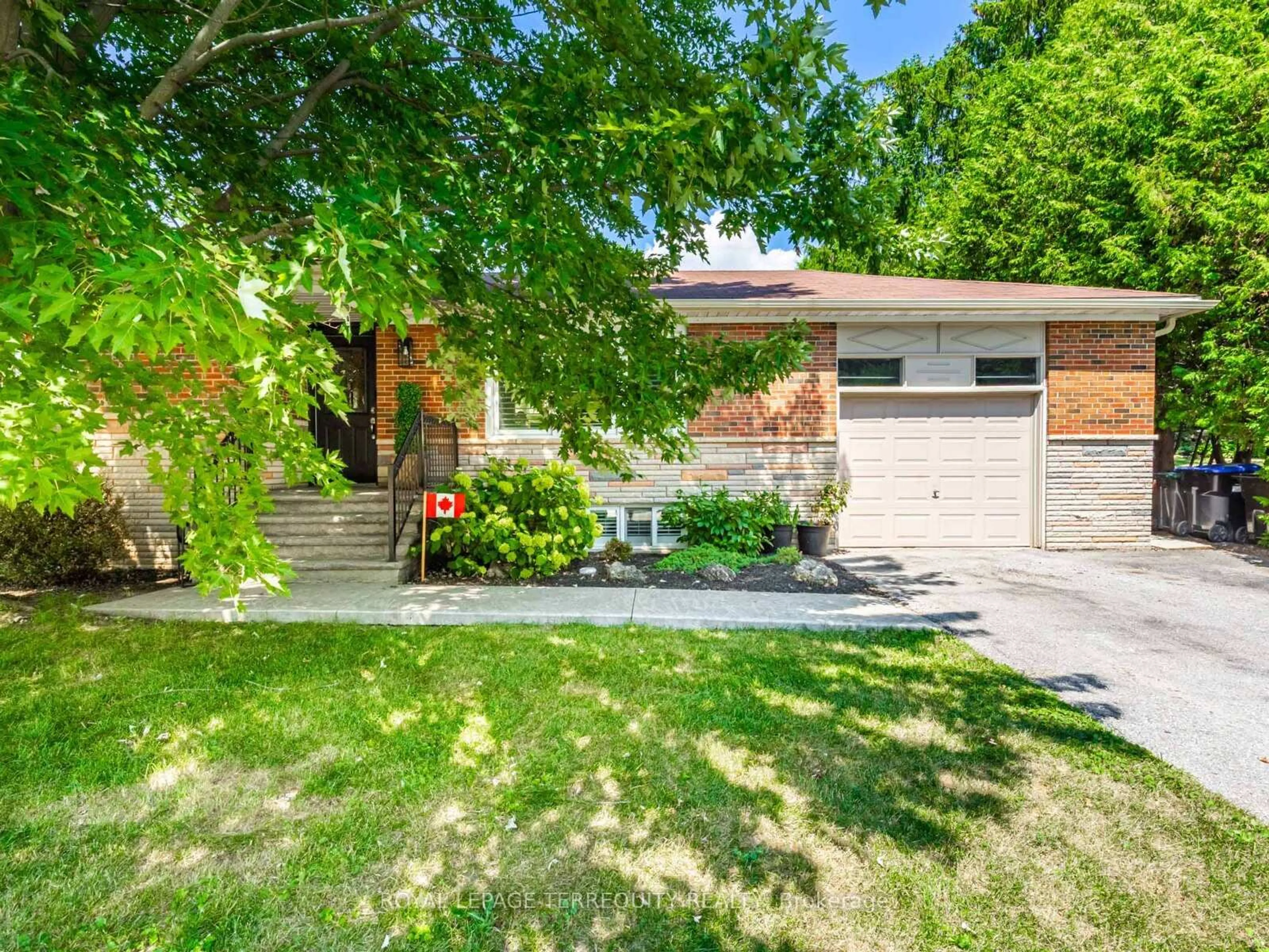 Home with brick exterior material, street for 165 John St, Bradford West Gwillimbury Ontario L3Z 1J7