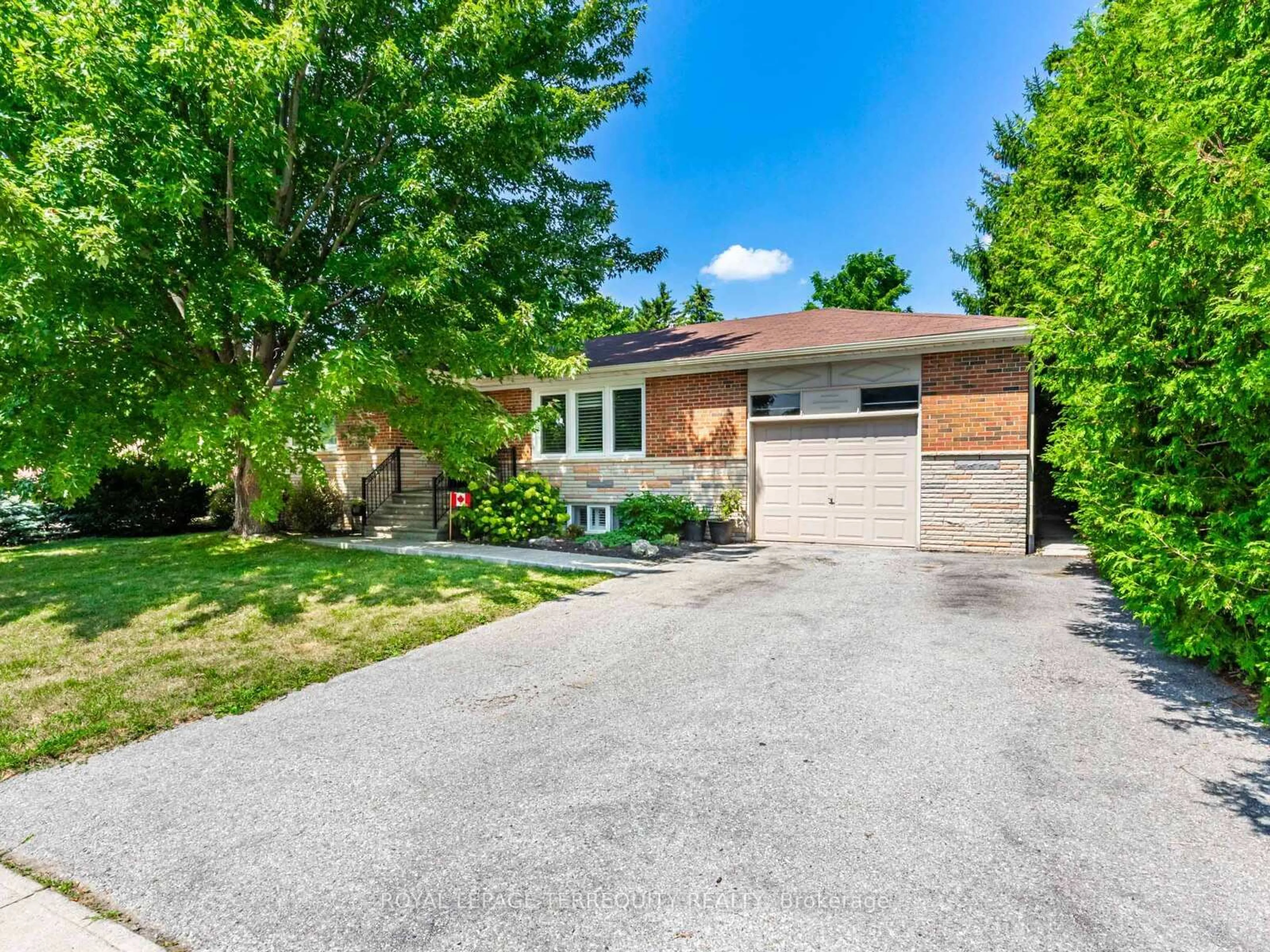 Home with brick exterior material, street for 165 John St, Bradford West Gwillimbury Ontario L3Z 1J7