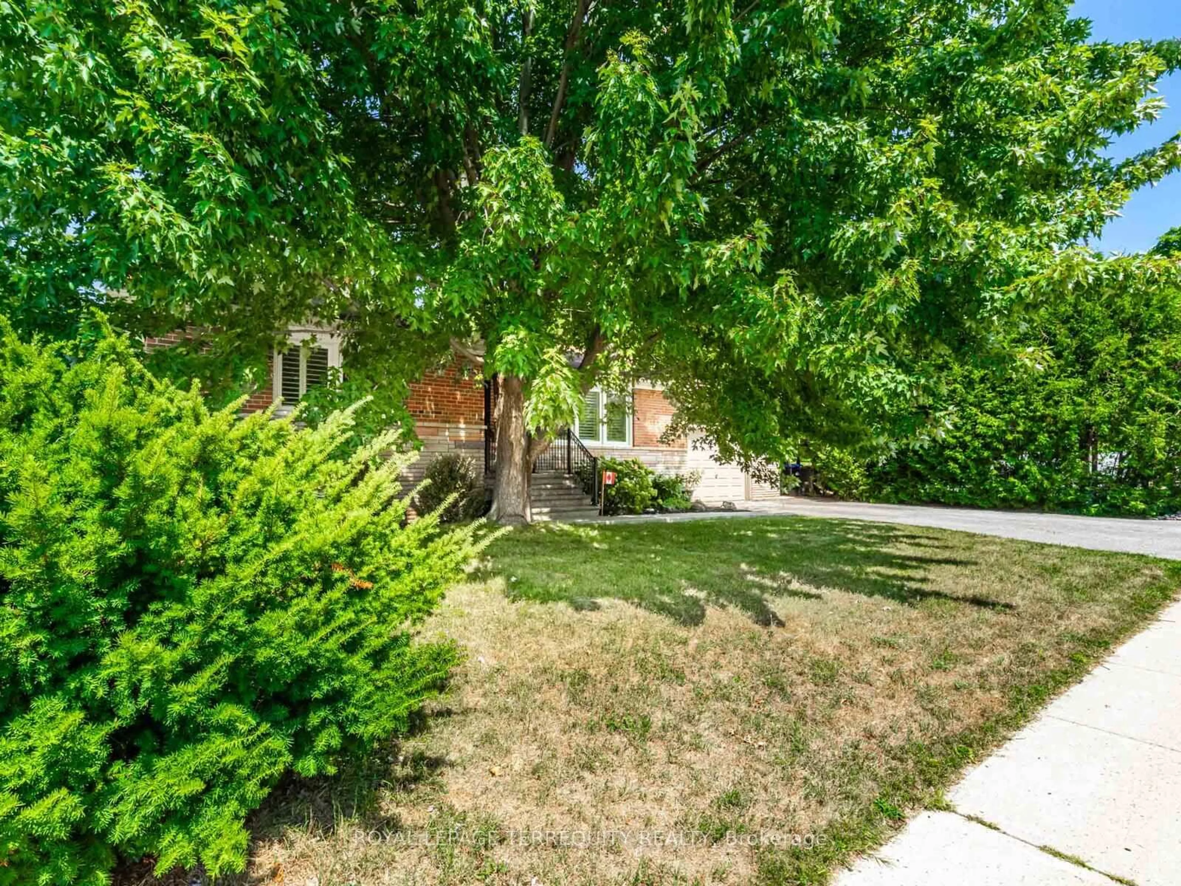 A pic from outside/outdoor area/front of a property/back of a property/a pic from drone, street for 165 John St, Bradford West Gwillimbury Ontario L3Z 1J7