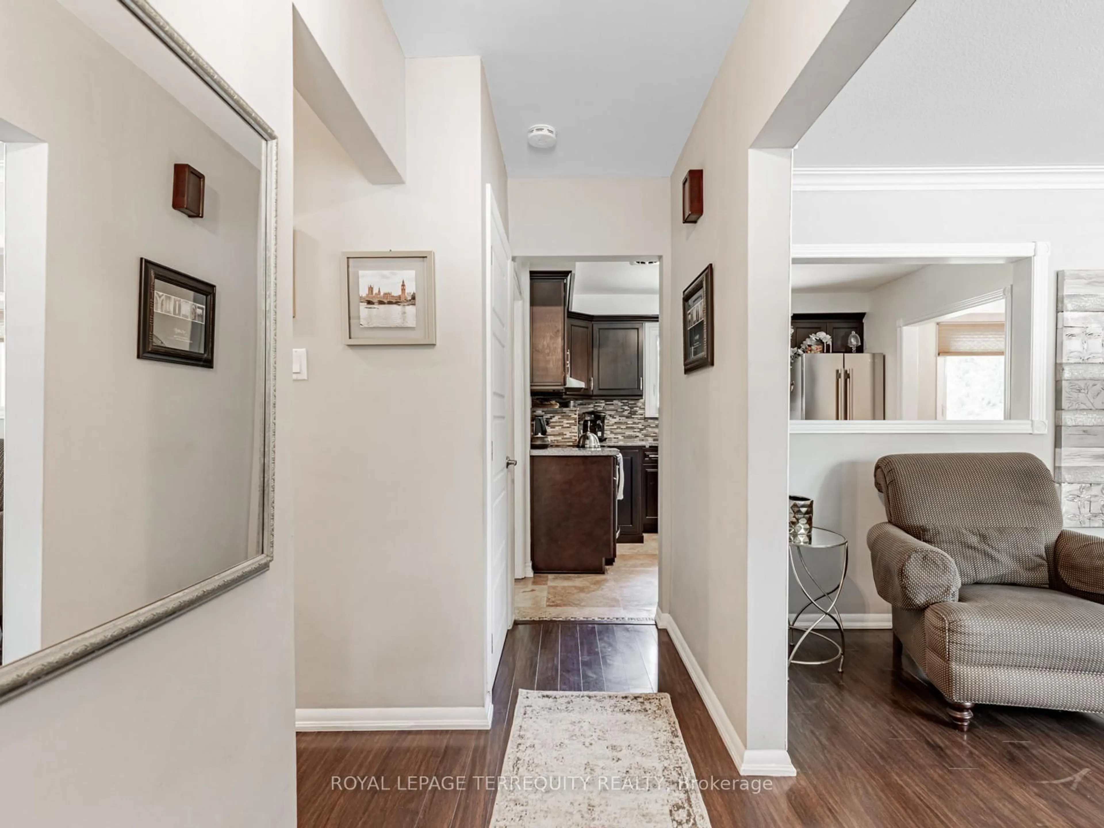 Indoor entryway for 165 John St, Bradford West Gwillimbury Ontario L3Z 1J7