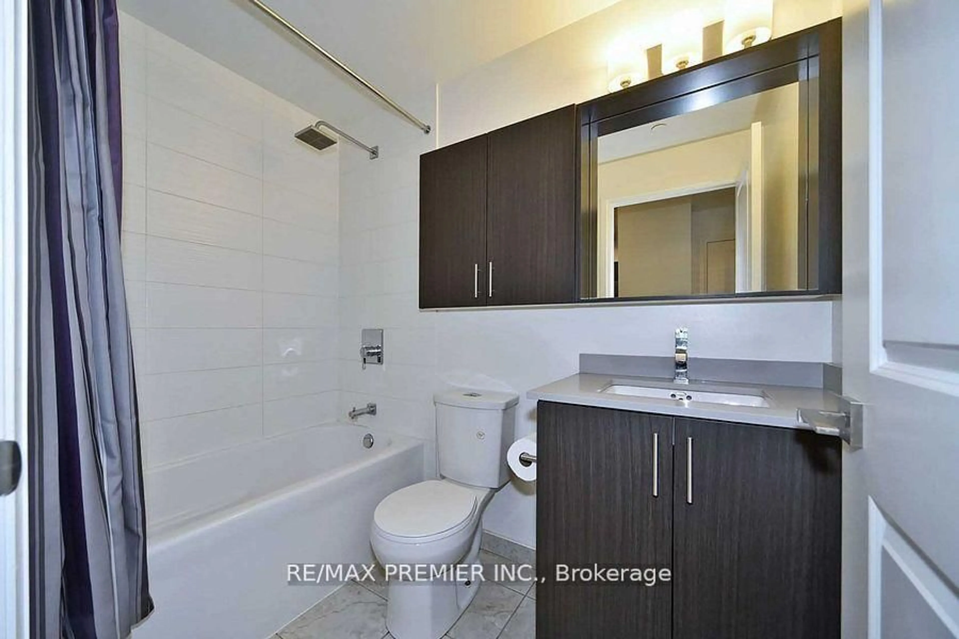 Standard bathroom, ceramic/tile floor for 3600 Highway 7 Rd #LP 4, Vaughan Ontario L4L 0G7