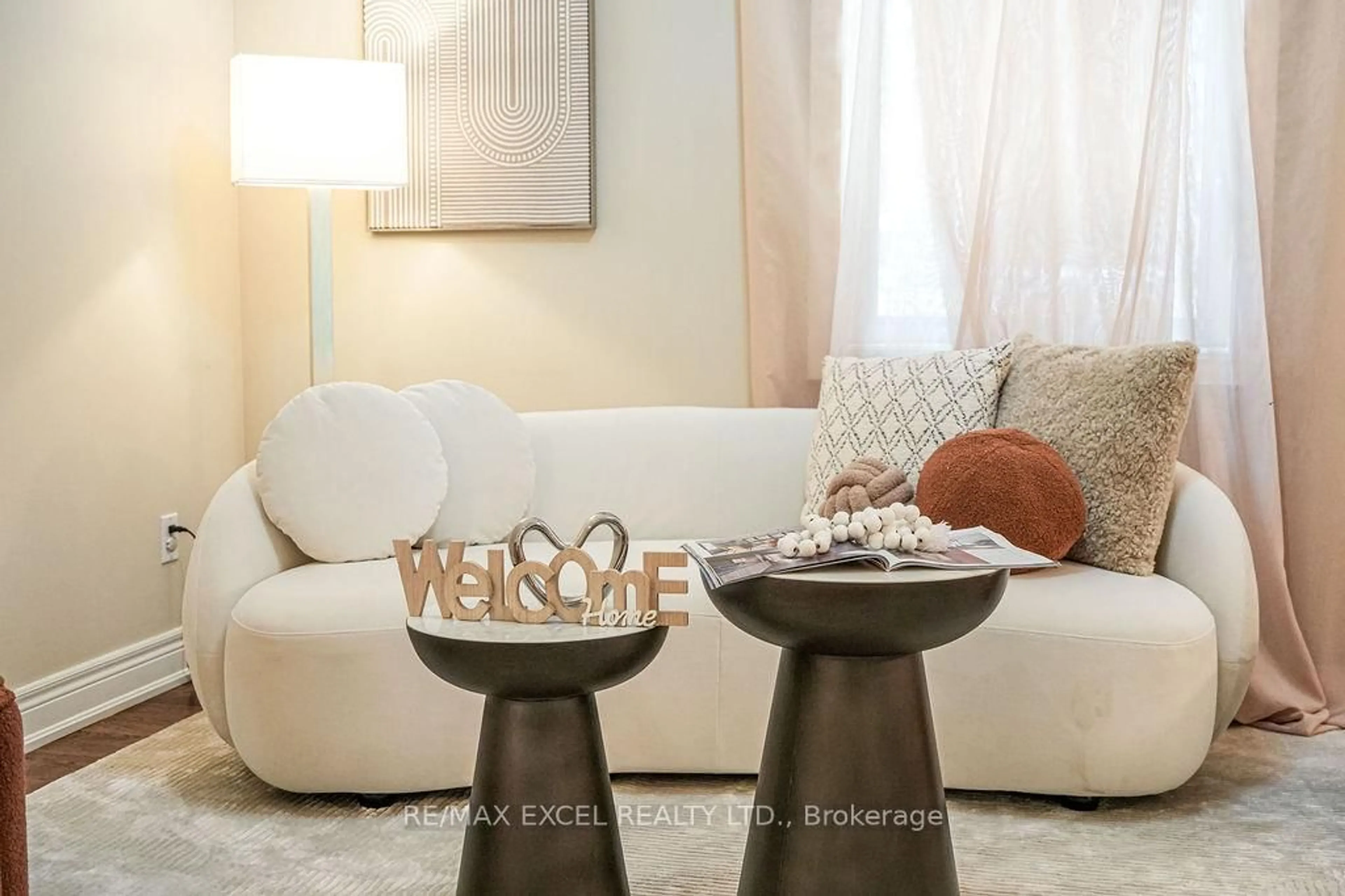 Living room with furniture, unknown for 166 Townsgate Dr, Vaughan Ontario L4J 8J5