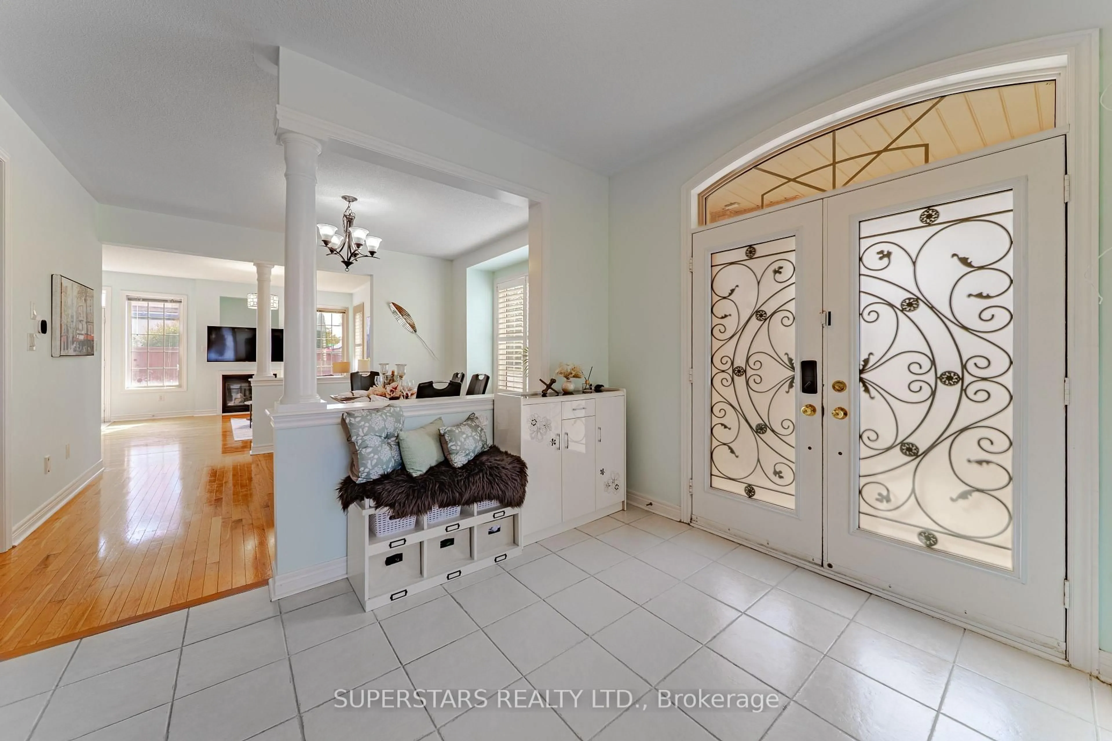 Indoor entryway for 1 Stoney Creek Dr, Markham Ontario L6E 0H3