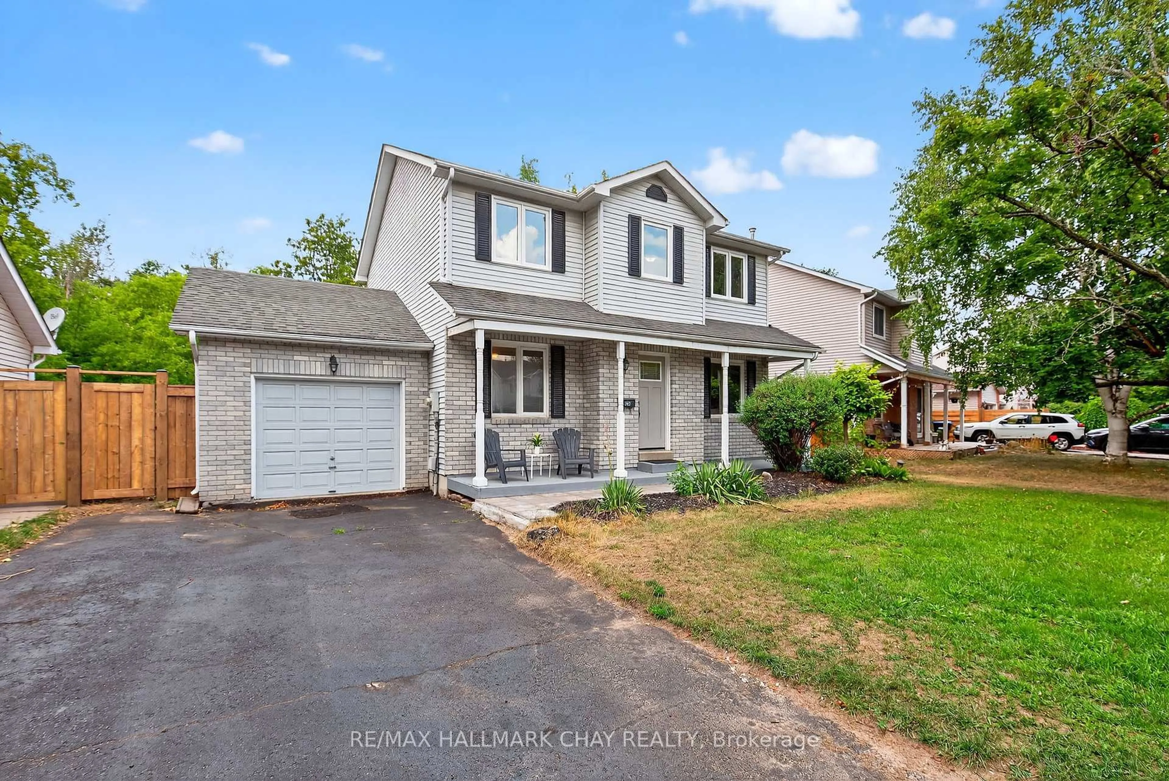 Home with vinyl exterior material, street for 992 Anna Maria Ave, Innisfil Ontario L9S 1V5