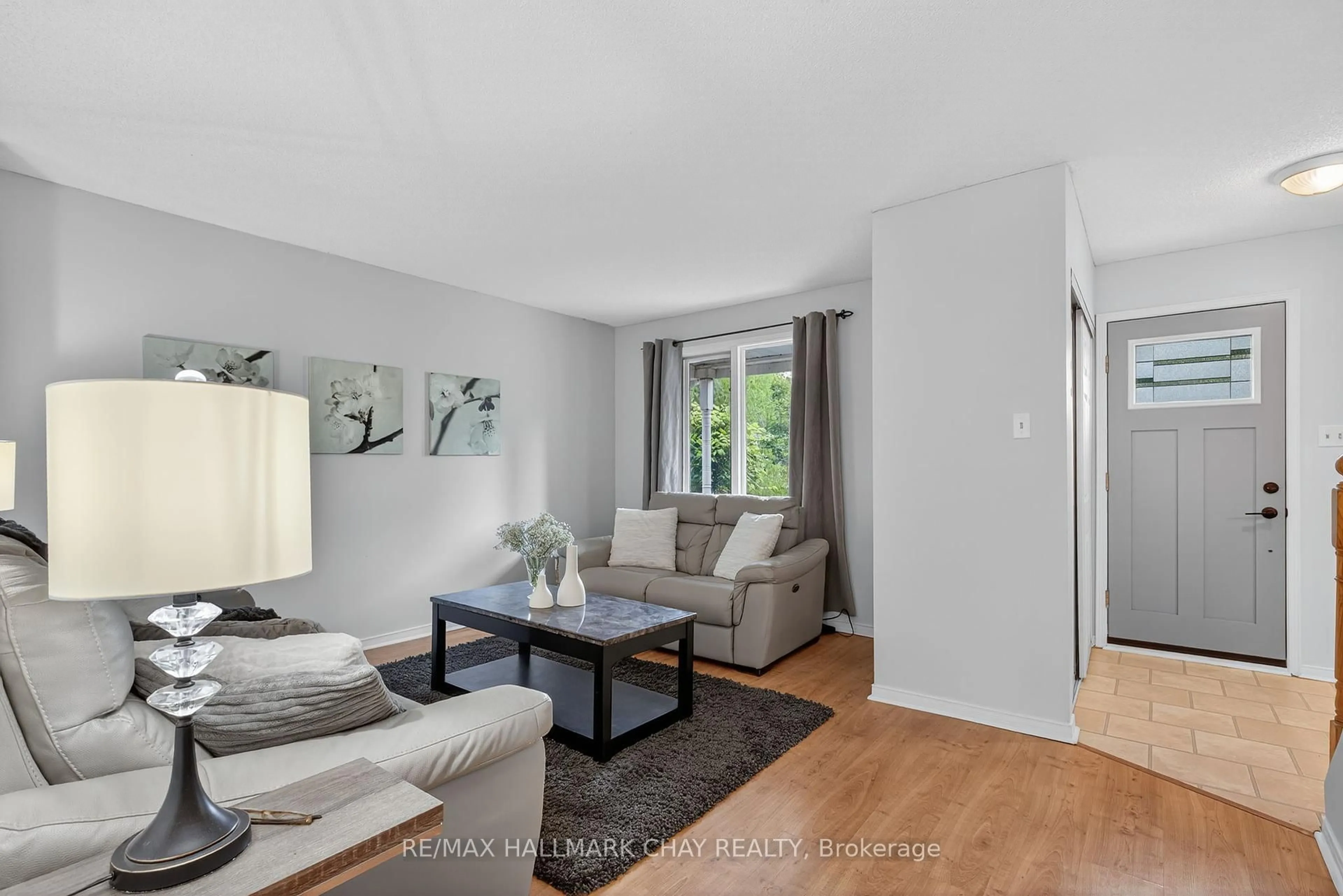 Living room with furniture, unknown for 992 Anna Maria Ave, Innisfil Ontario L9S 1V5