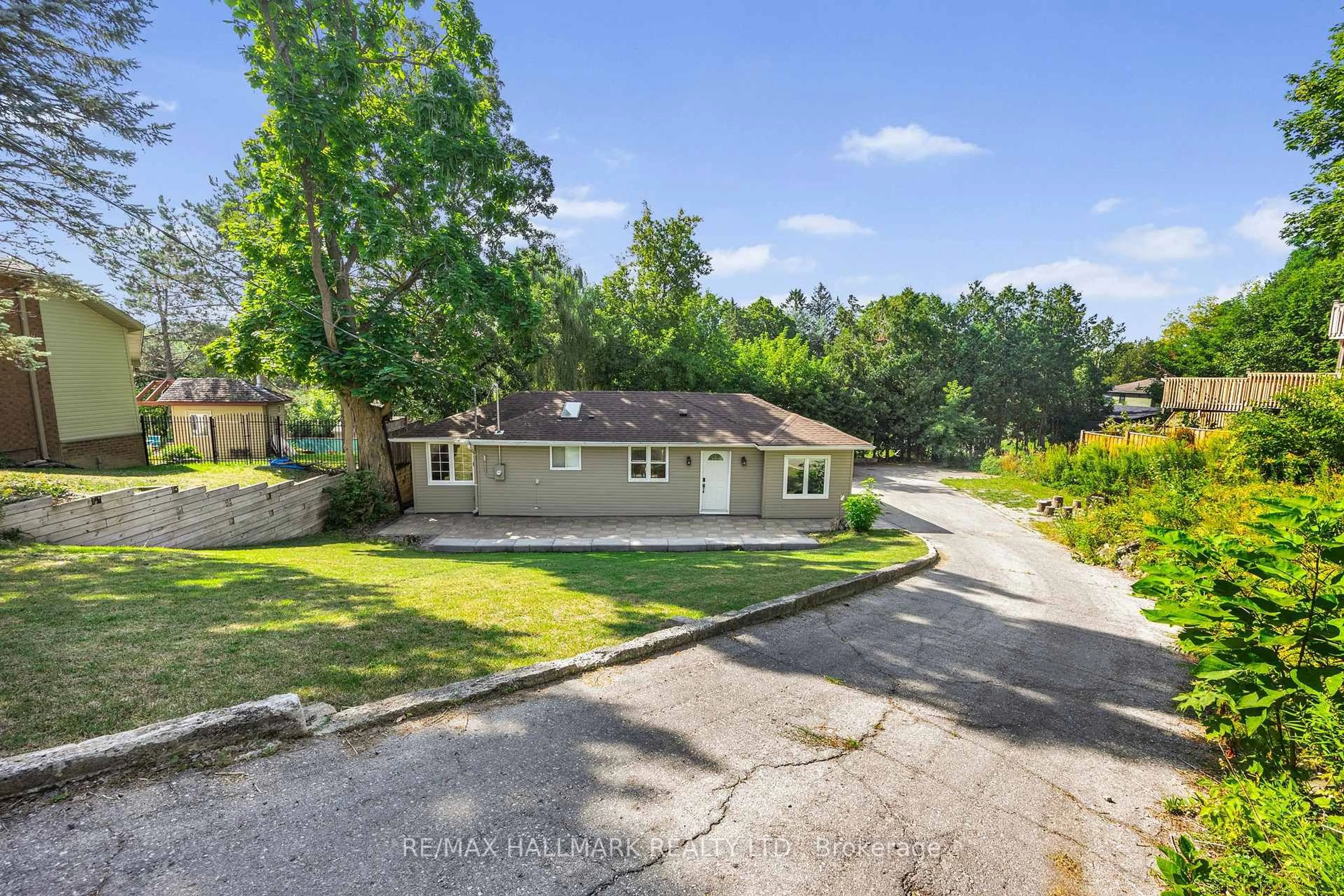 A pic from outside/outdoor area/front of a property/back of a property/a pic from drone, street for 31 Mitchell Ave, Whitchurch-Stouffville Ontario L4A 7X3
