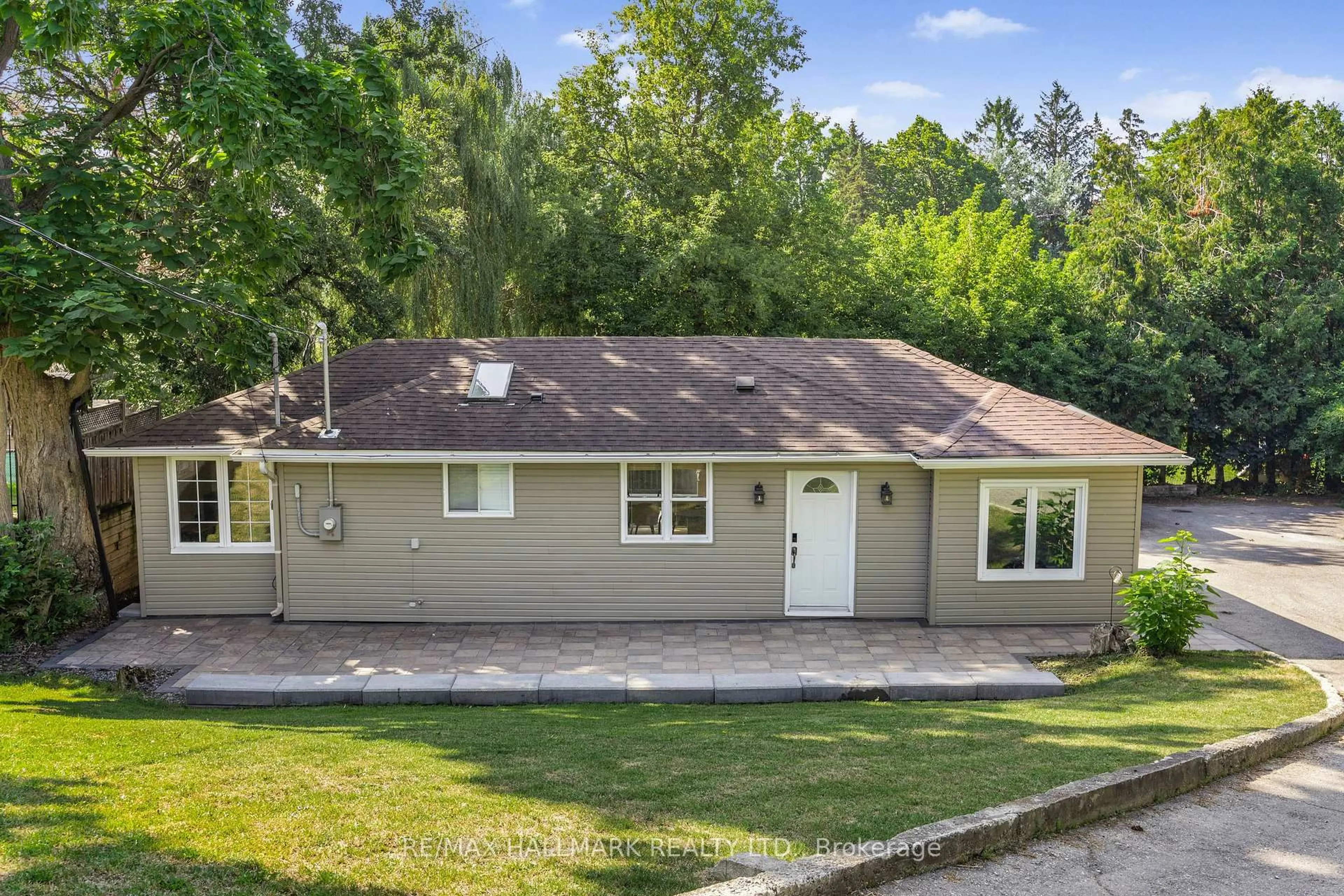 Home with vinyl exterior material, street for 31 Mitchell Ave, Whitchurch-Stouffville Ontario L4A 7X3