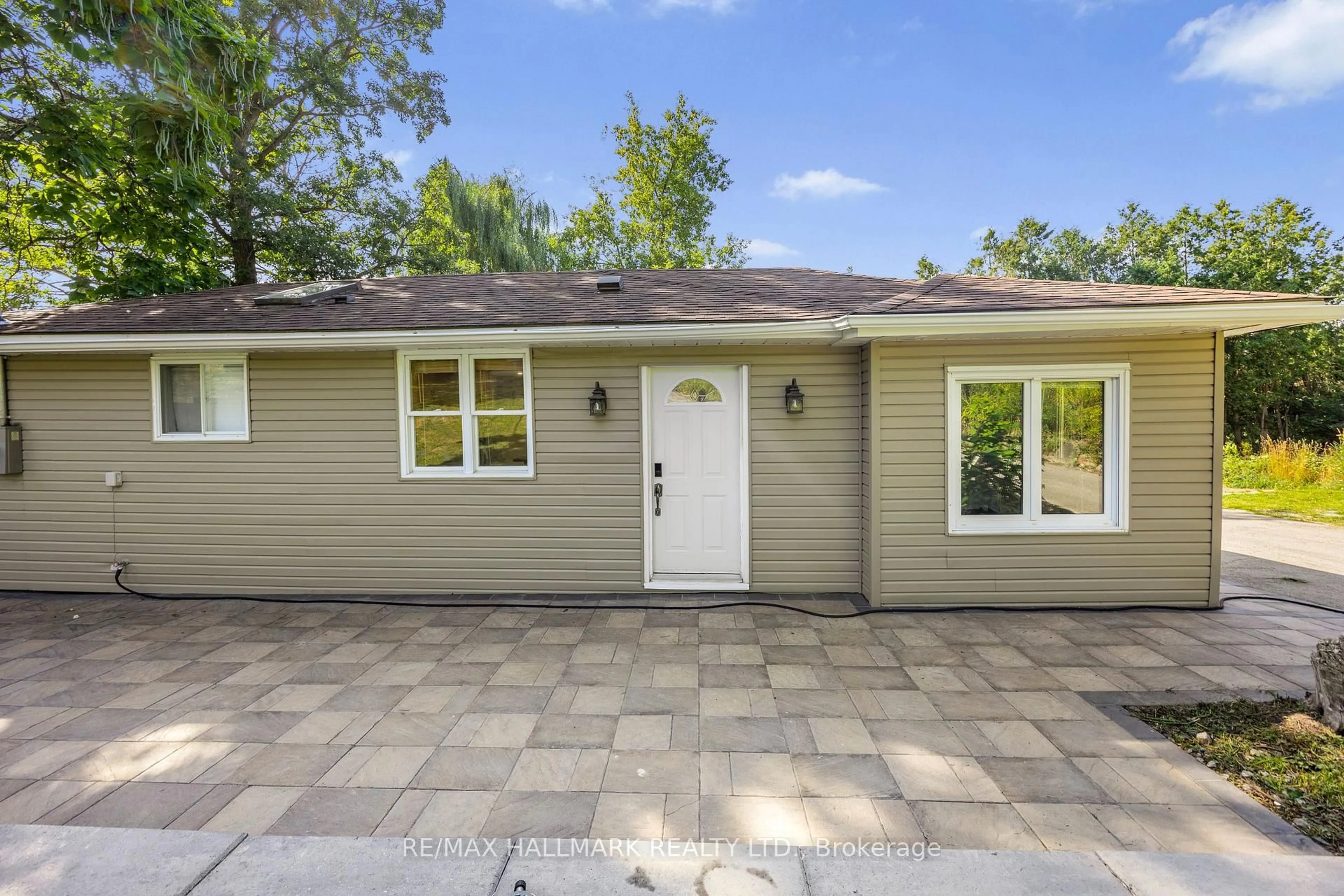 Home with vinyl exterior material, street for 31 Mitchell Ave, Whitchurch-Stouffville Ontario L4A 7X3