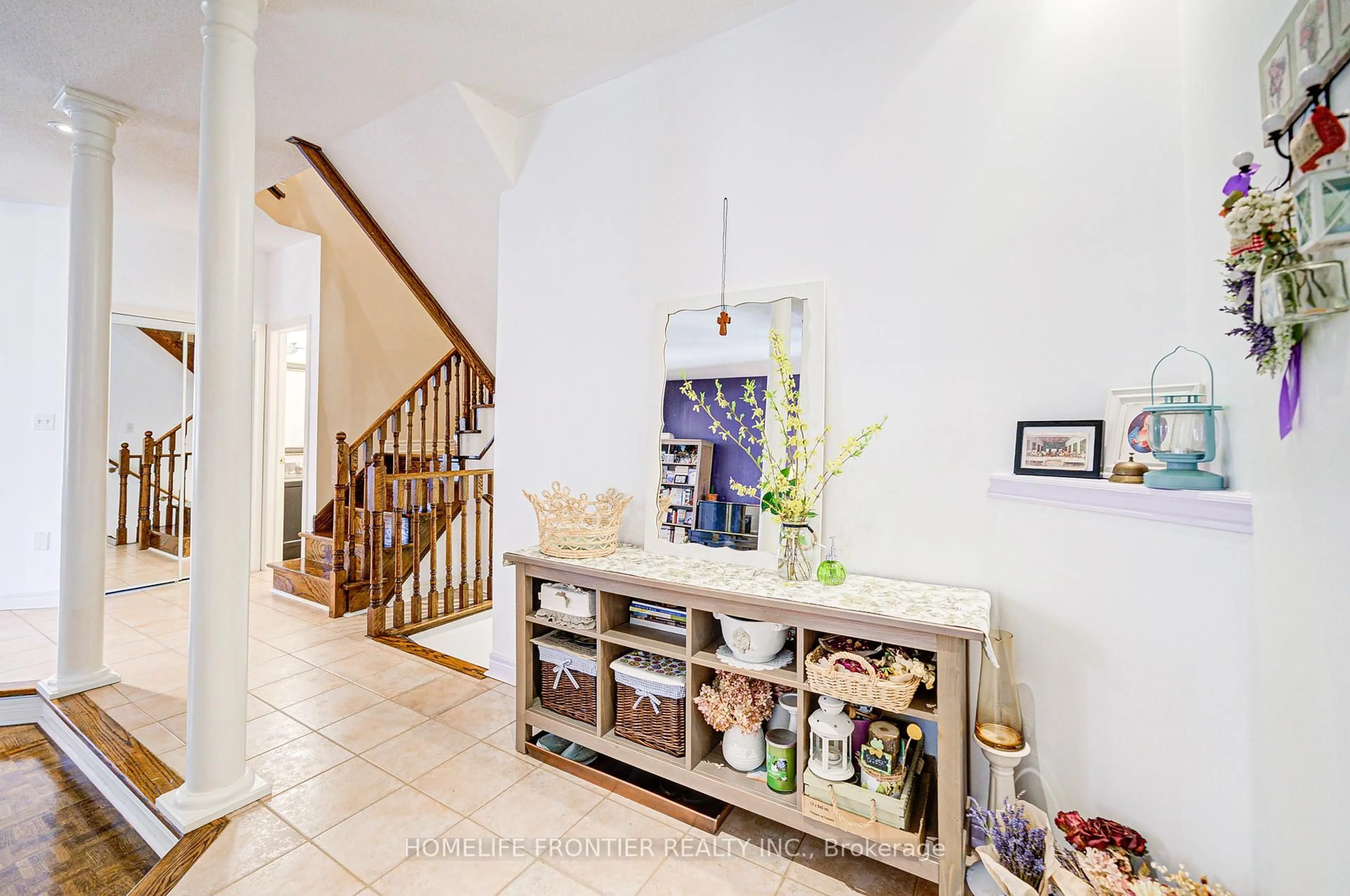 Indoor entryway for 190 Forestwood St, Richmond Hill Ontario L4S 1Y1