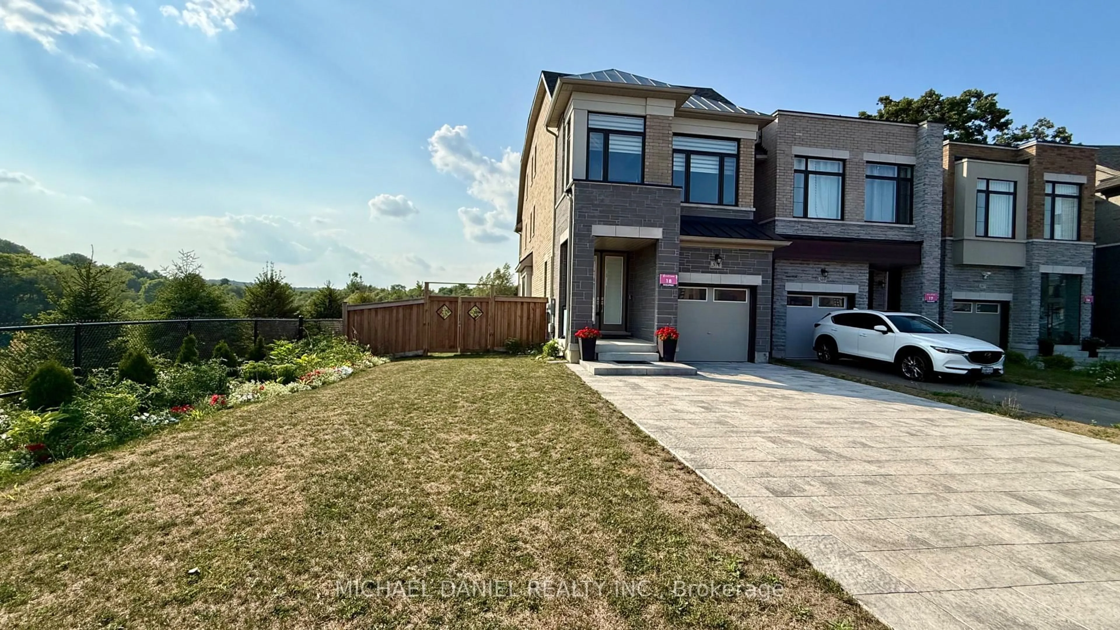 Home with brick exterior material, street for 571 New England Crt, Newmarket Ontario L3X 2Z1