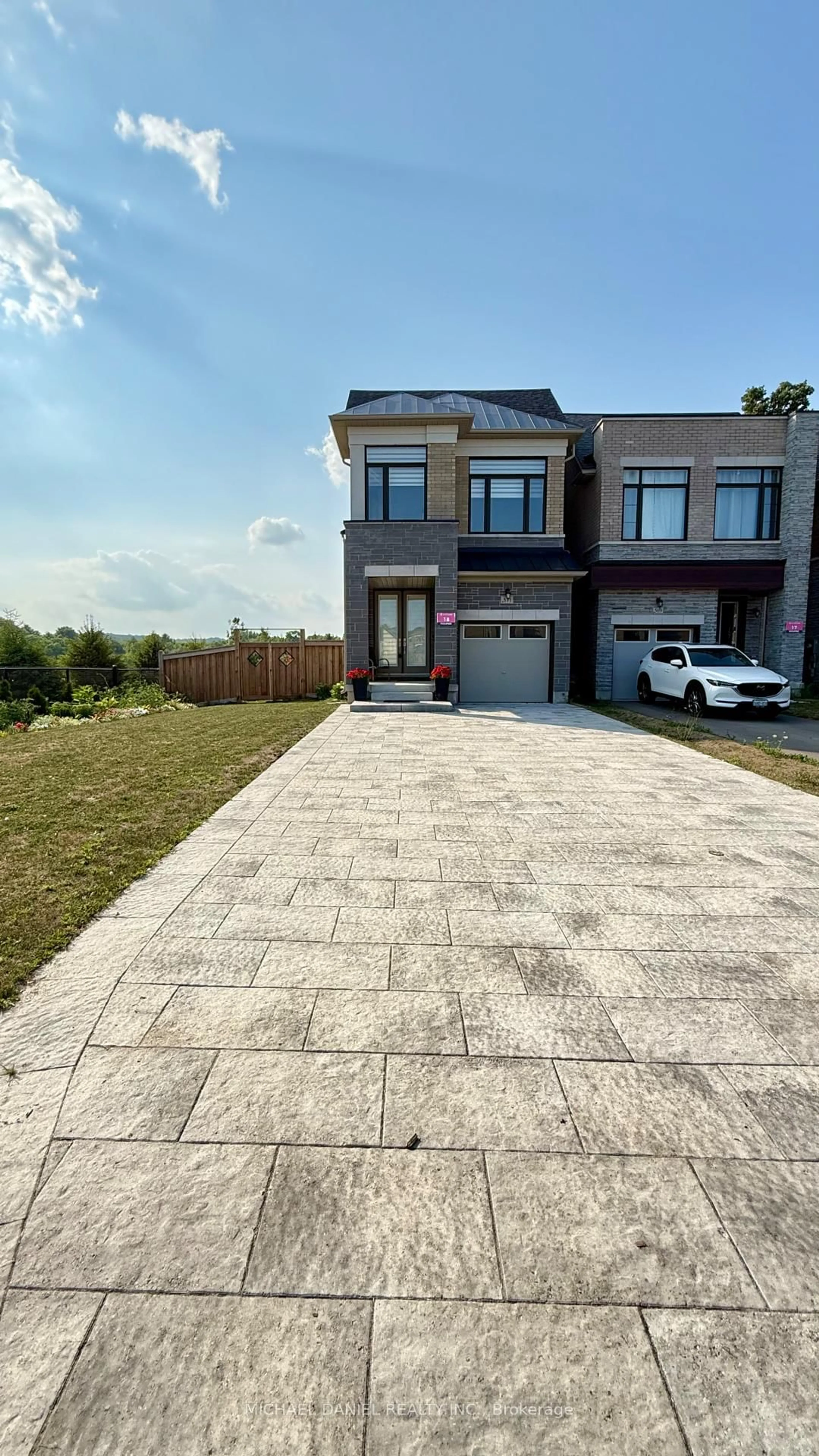 Home with brick exterior material, street for 571 New England Crt, Newmarket Ontario L3X 2Z1