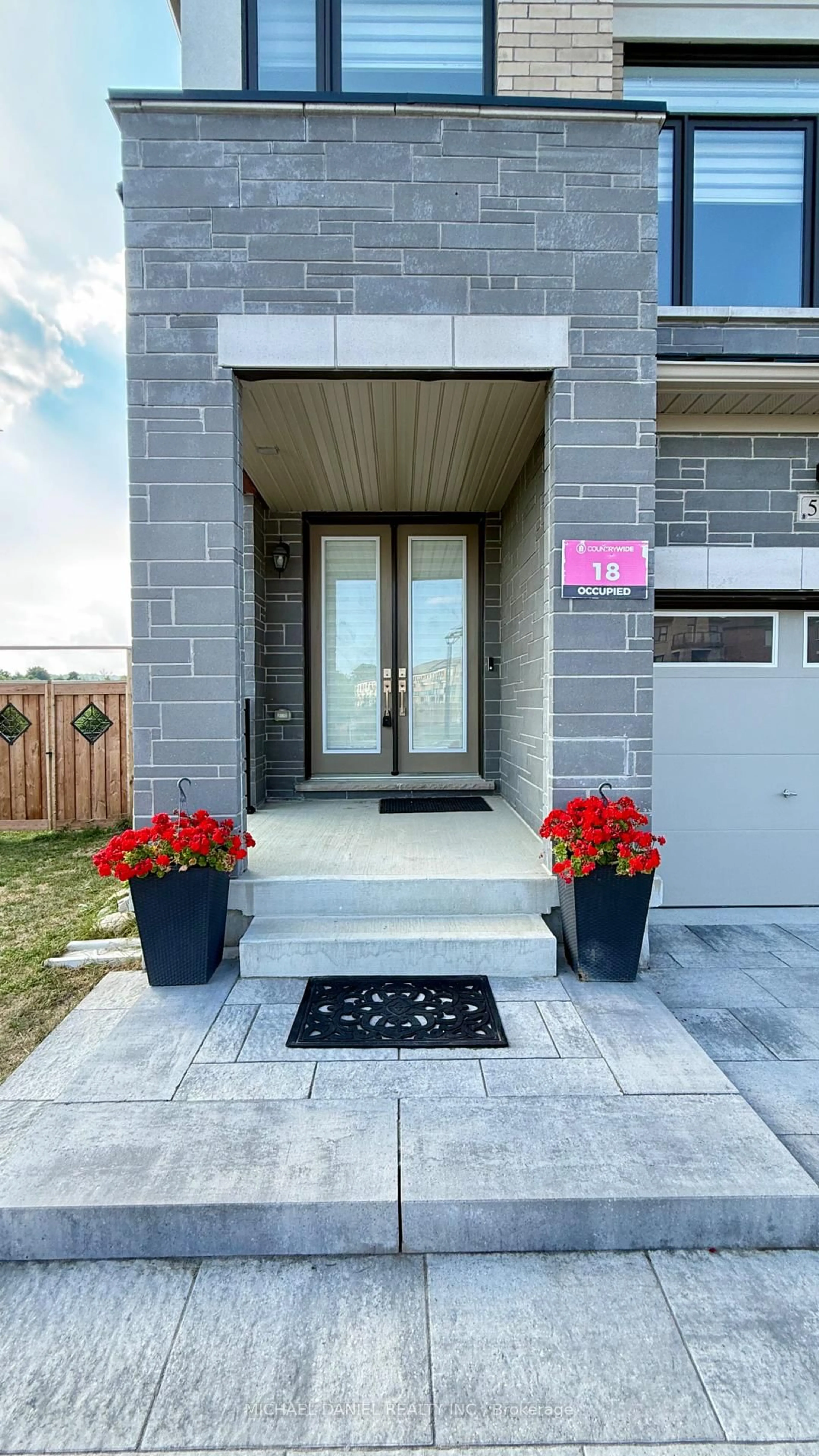 Indoor entryway for 571 New England Crt, Newmarket Ontario L3X 2Z1