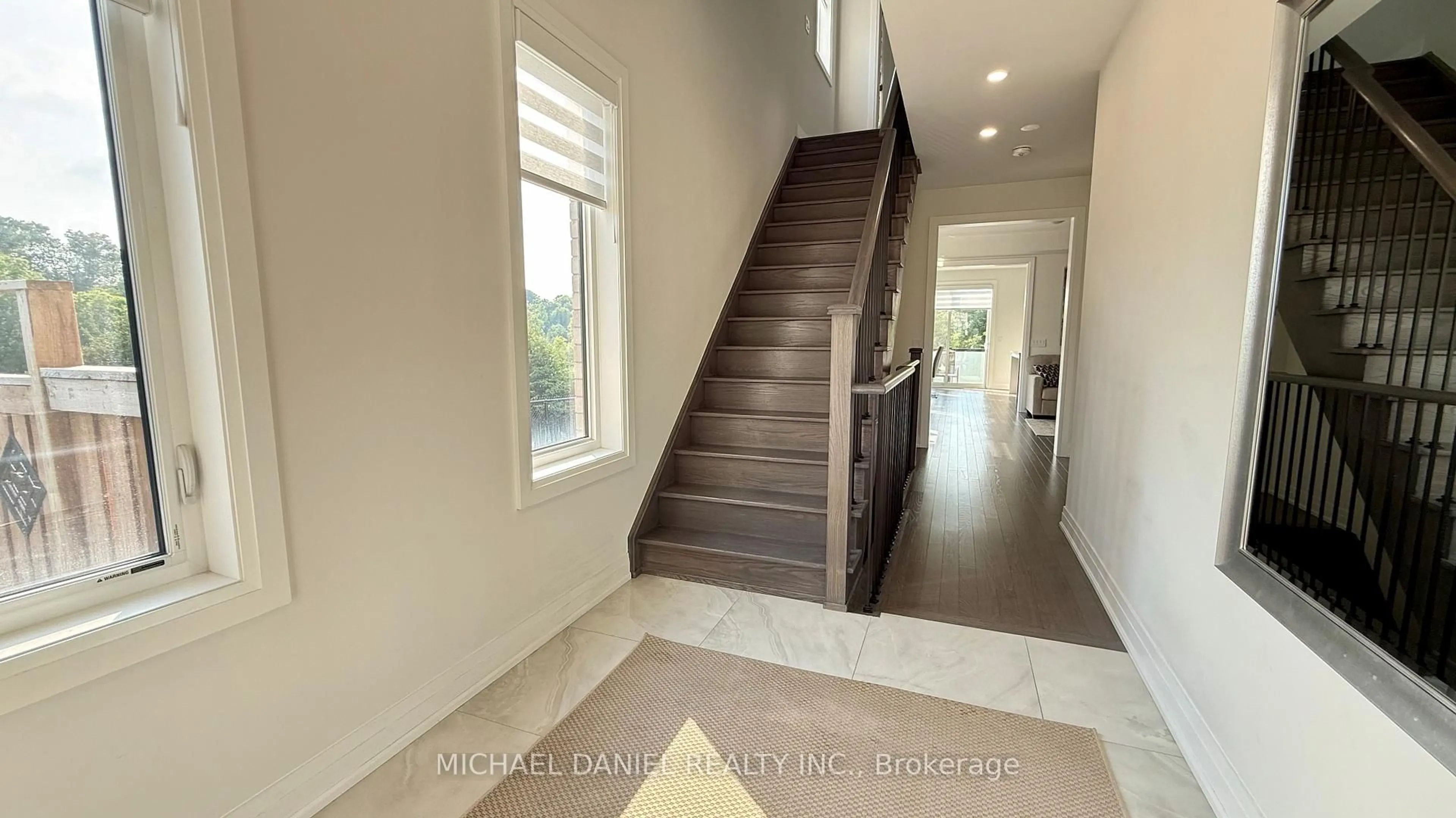 Indoor entryway for 571 New England Crt, Newmarket Ontario L3X 2Z1