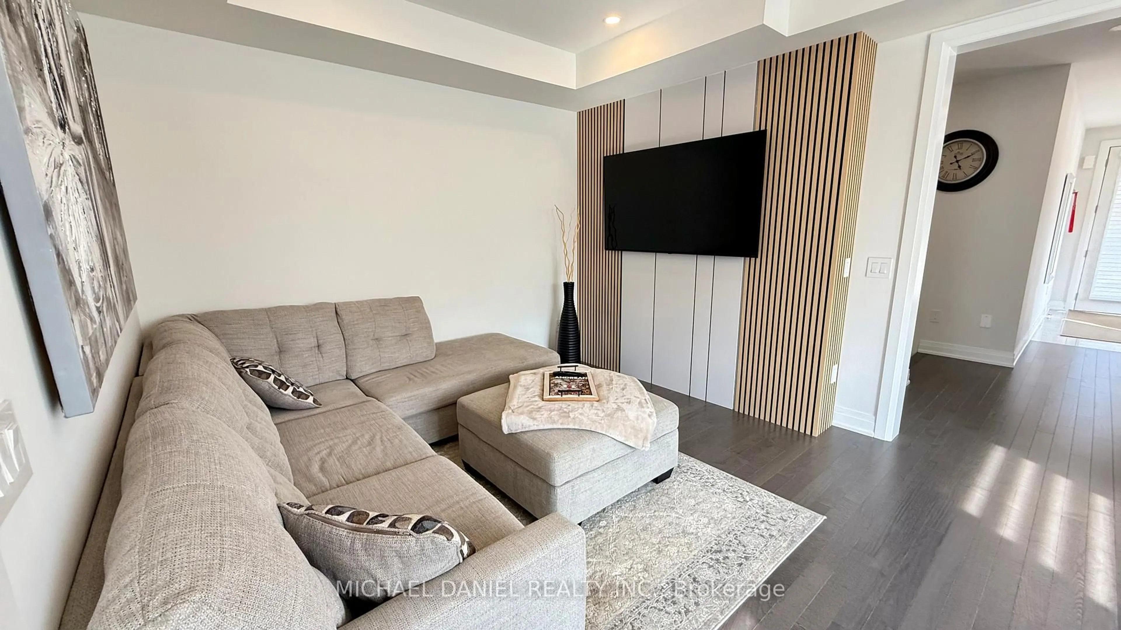 Living room with furniture, unknown for 571 New England Crt, Newmarket Ontario L3X 2Z1