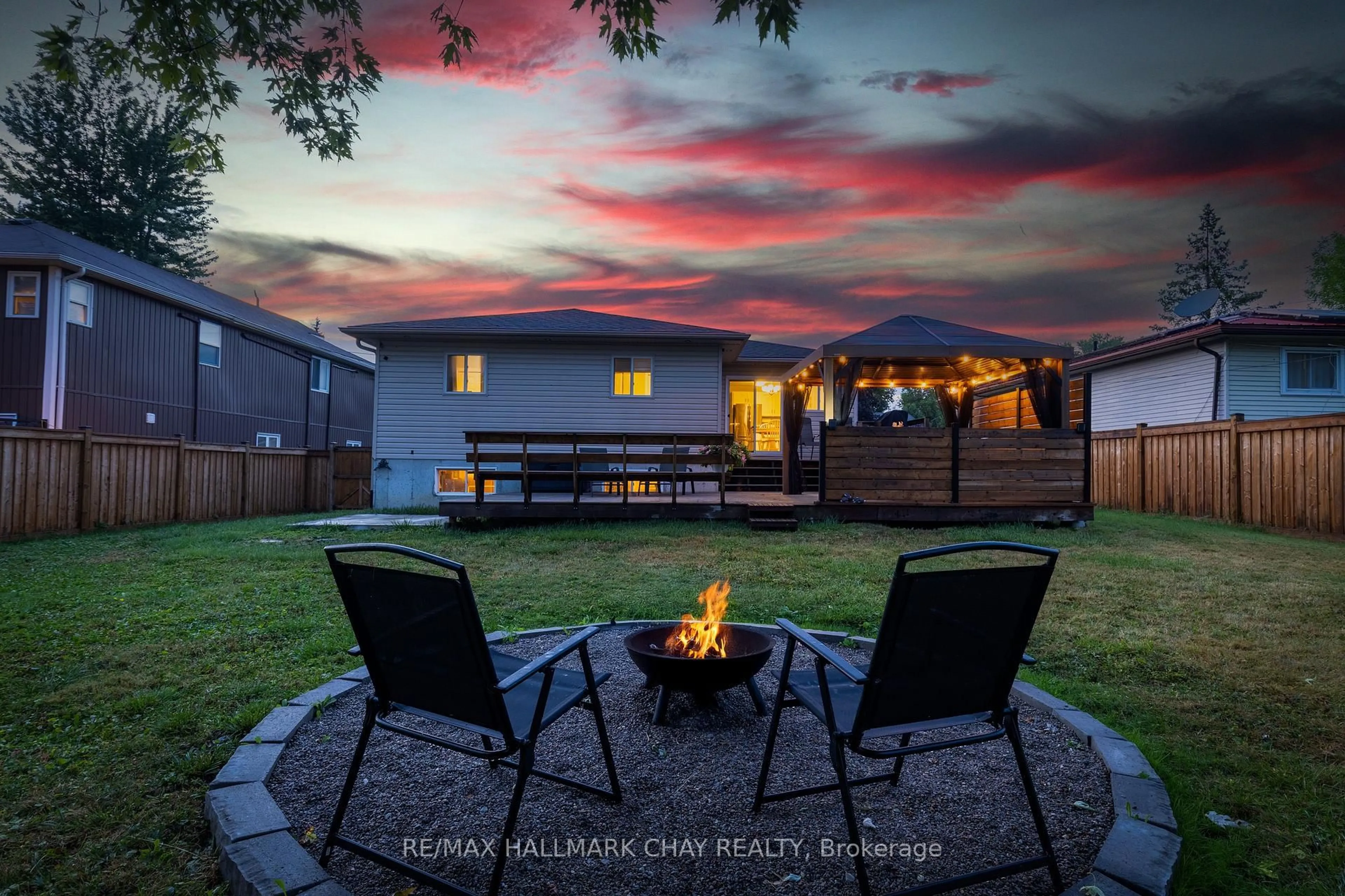 A pic from outside/outdoor area/front of a property/back of a property/a pic from drone, unknown for 291 Parkwood Ave, Georgina Ontario L4P 2X4