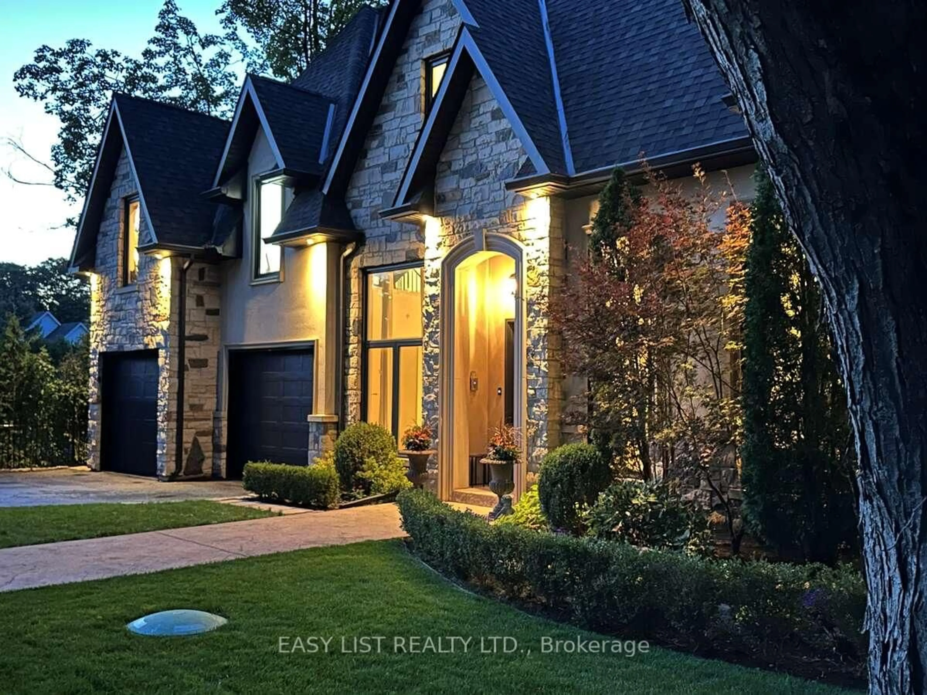 Home with brick exterior material, street for 378 Old Bloomington Rd, Aurora Ontario L4G 0M2