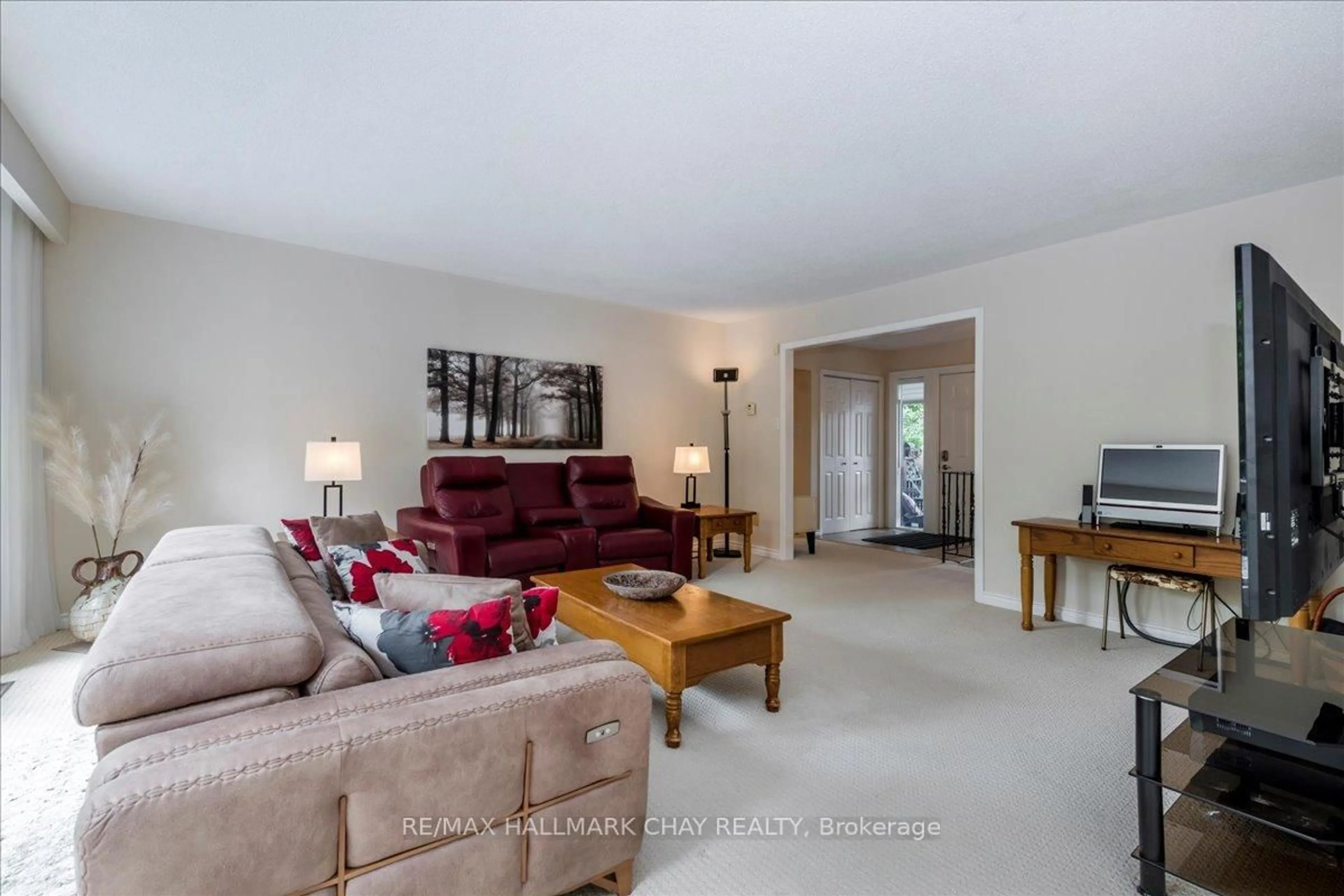 Living room with furniture, unknown for 25222 Park Rd, Georgina Ontario L0E 1R0