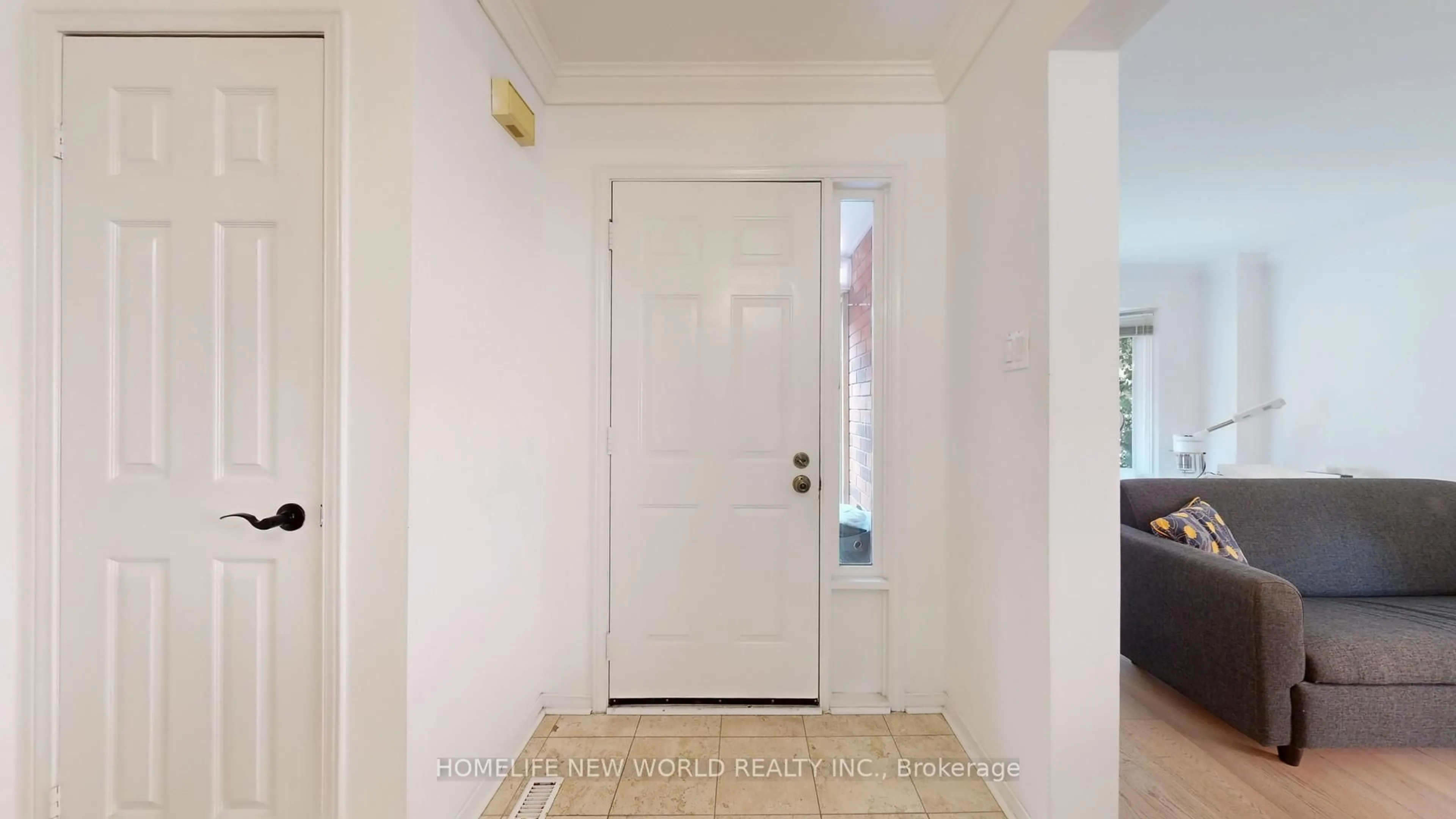 Indoor foyer for 19 Chadburn Cres, Aurora Ontario L4G 4V6