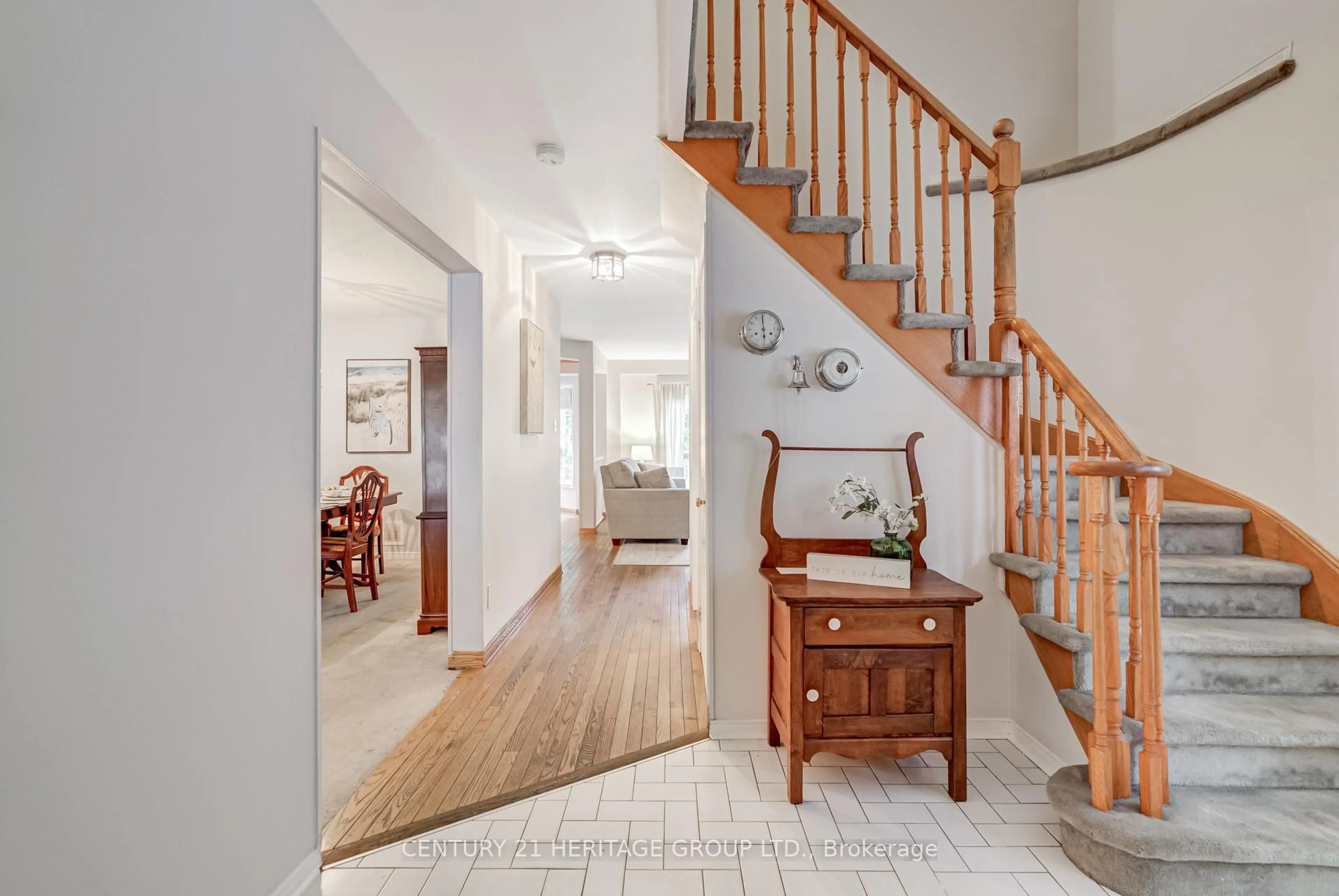 Indoor entryway for 11 Closs Sq, Aurora Ontario L4G 5H9