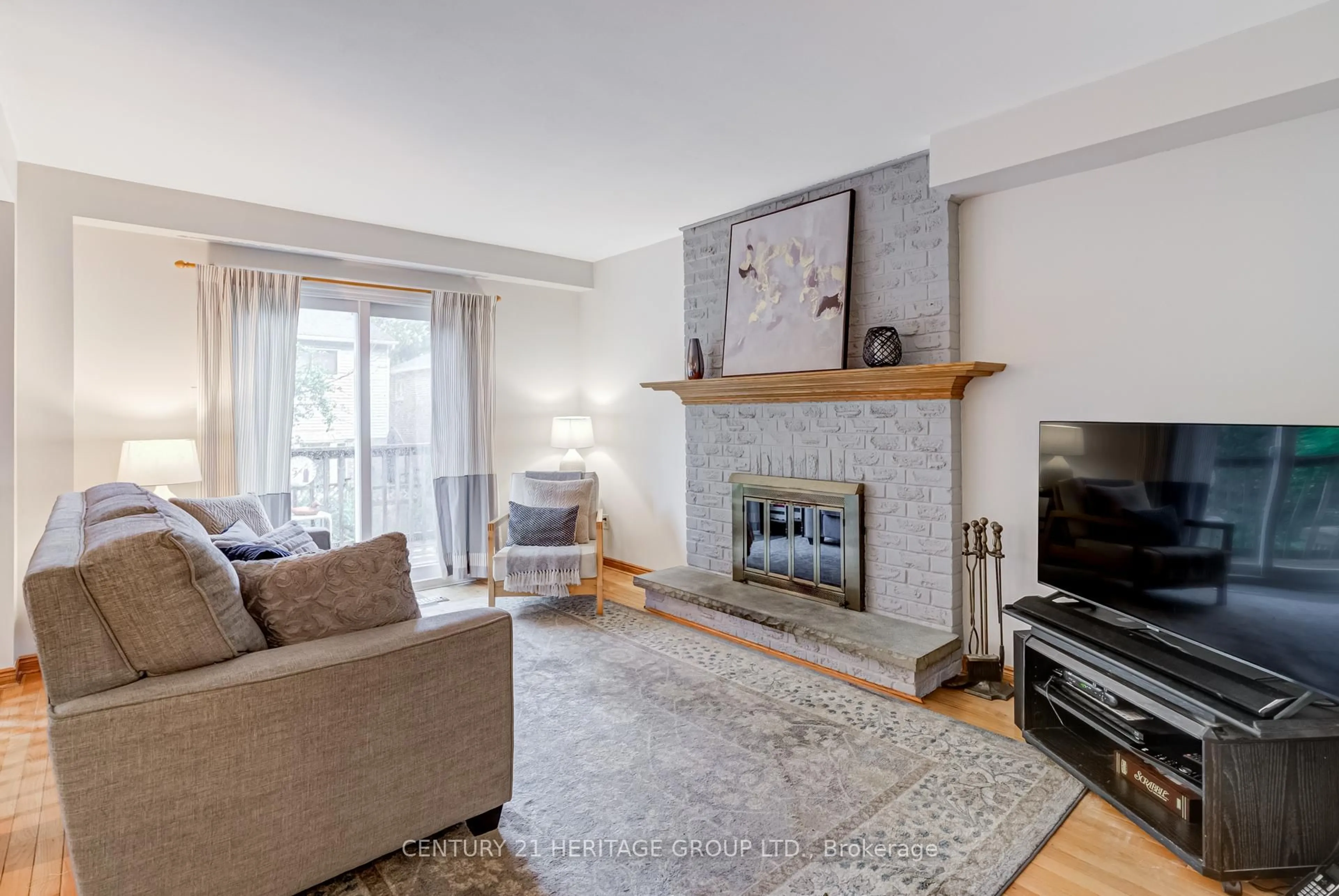 Living room with furniture, unknown for 11 Closs Sq, Aurora Ontario L4G 5H9