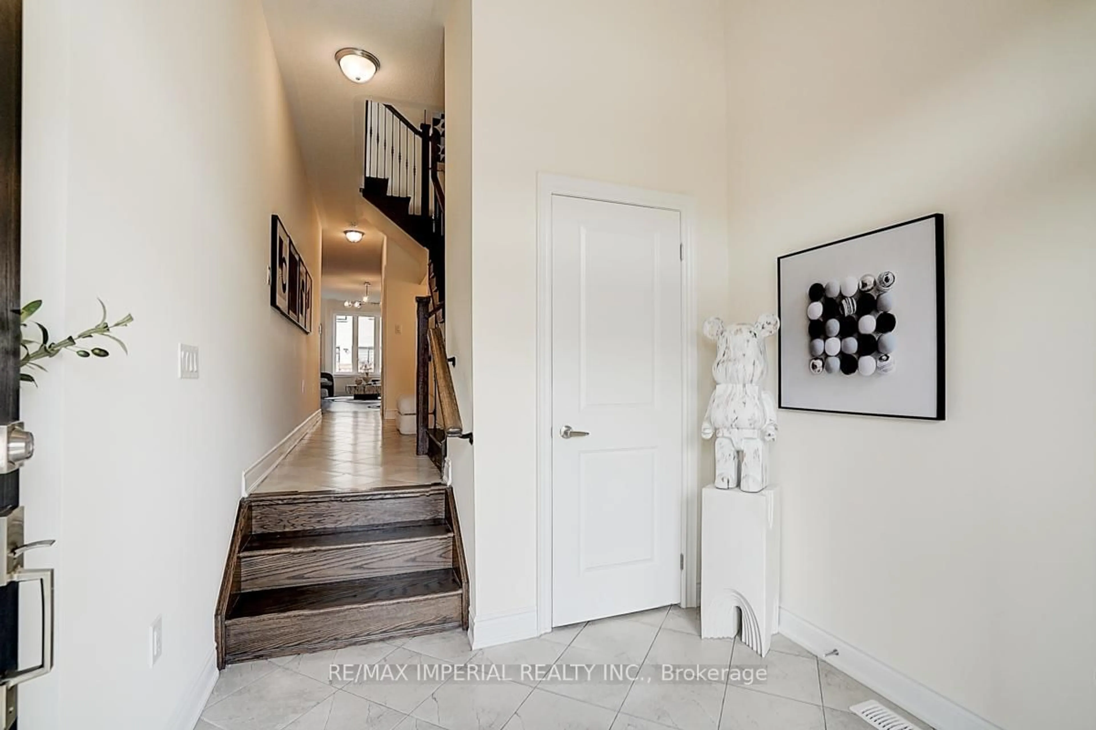 Indoor entryway for 168 Bawden Dr, Richmond Hill Ontario L4S 0M2