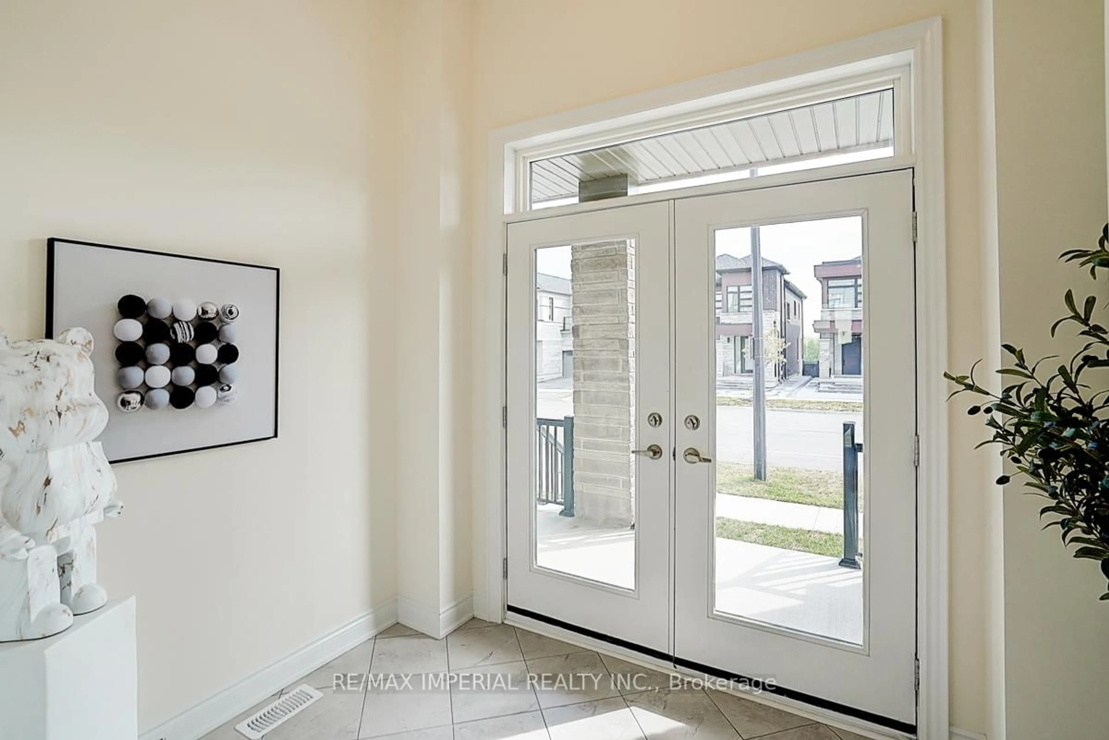 Indoor entryway for 168 Bawden Dr, Richmond Hill Ontario L4S 0M2
