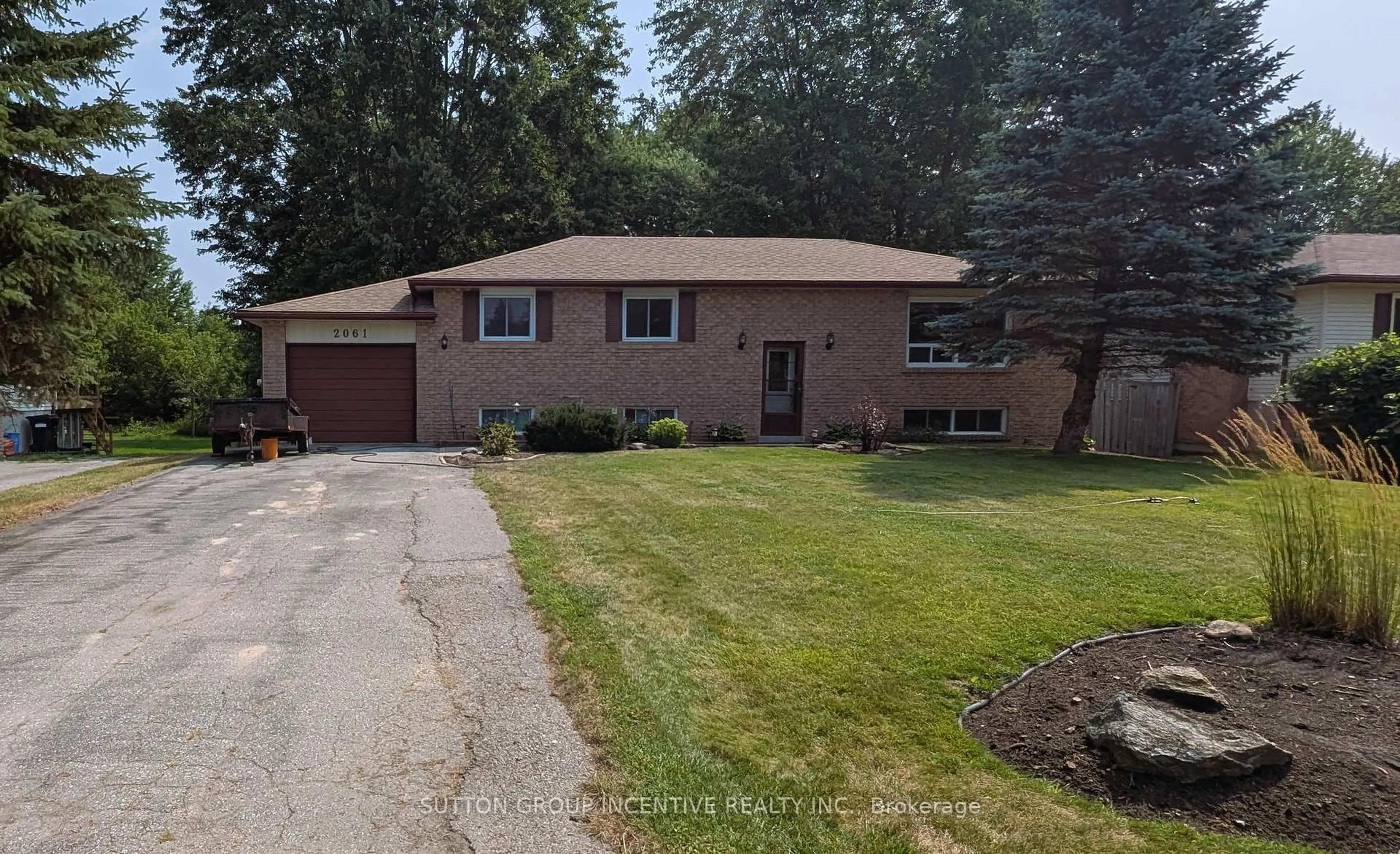 Home with vinyl exterior material, street for 2061 Craig Rd, Innisfil Ontario L9S 1T2