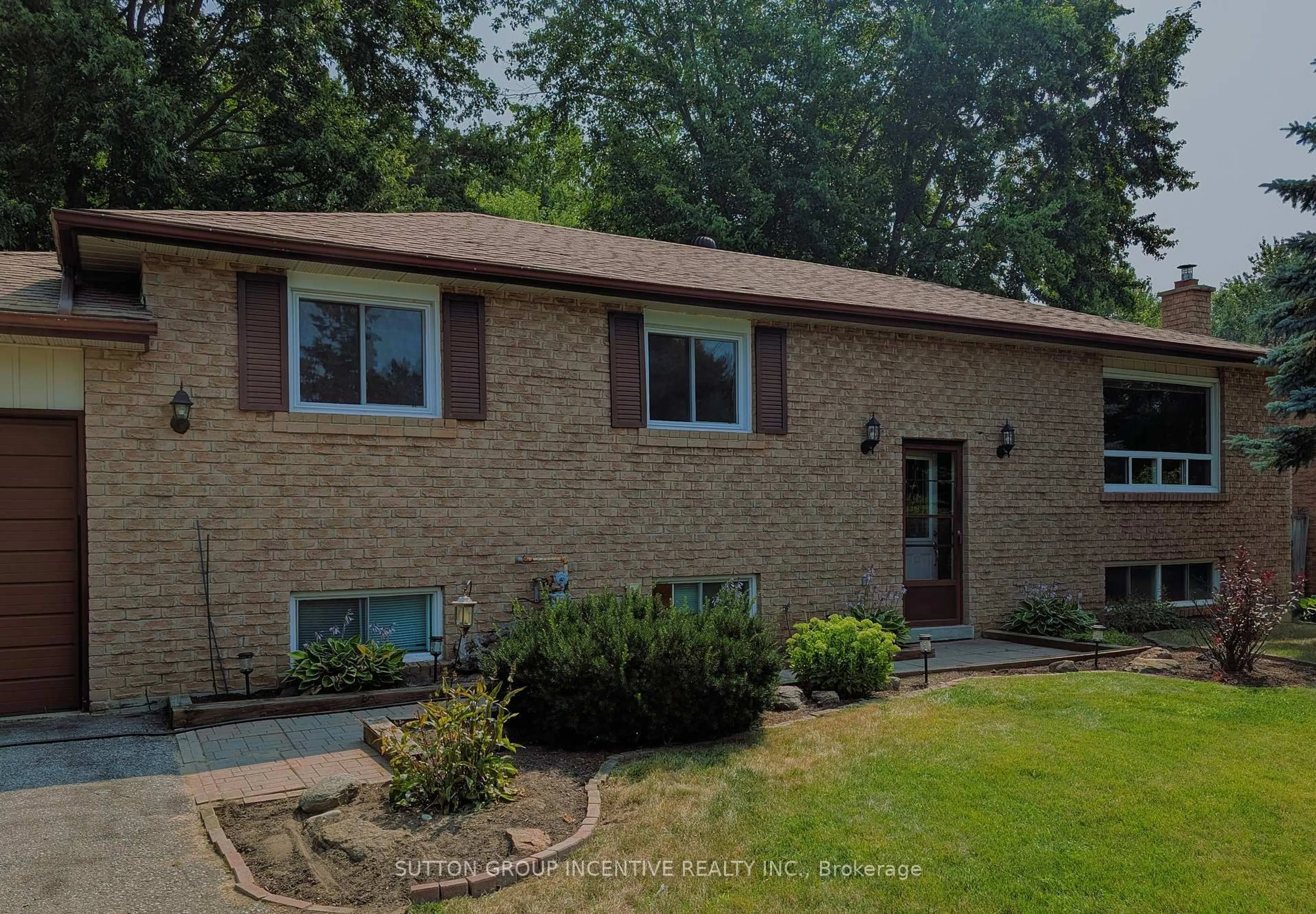 Home with brick exterior material, street for 2061 Craig Rd, Innisfil Ontario L9S 1T2