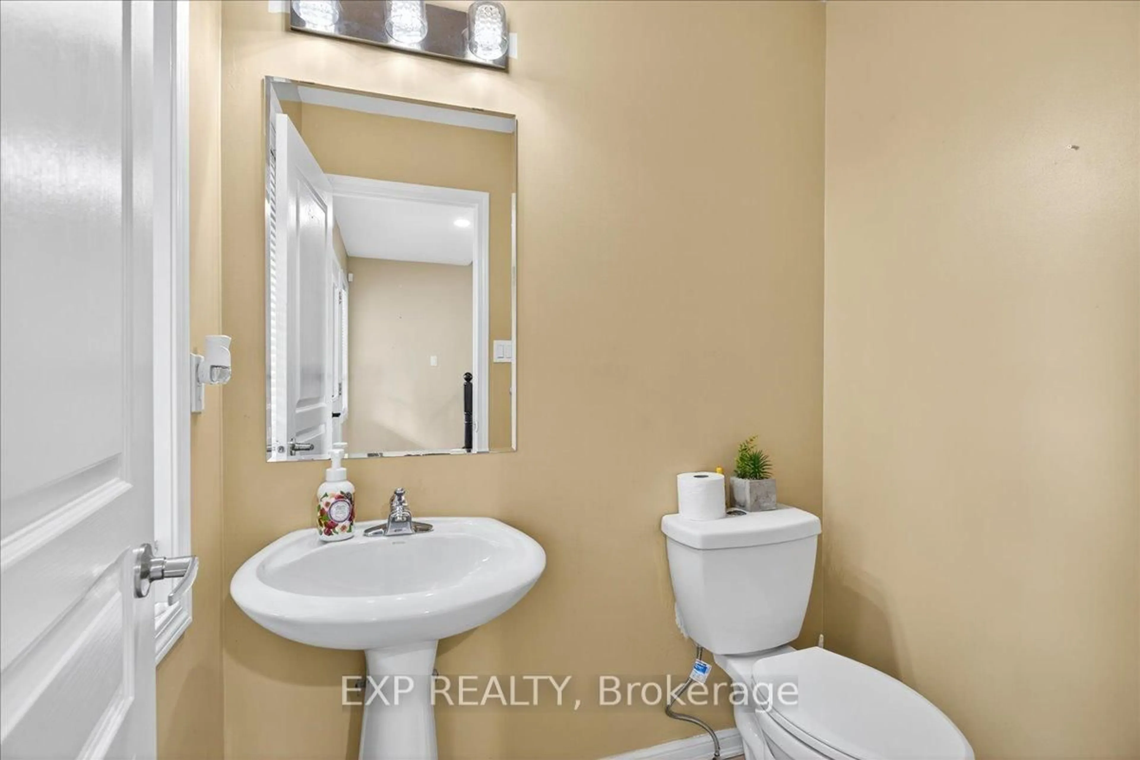 Standard bathroom, ceramic/tile floor for 38 John W Taylor Ave, New Tecumseth Ontario L9R 0B6