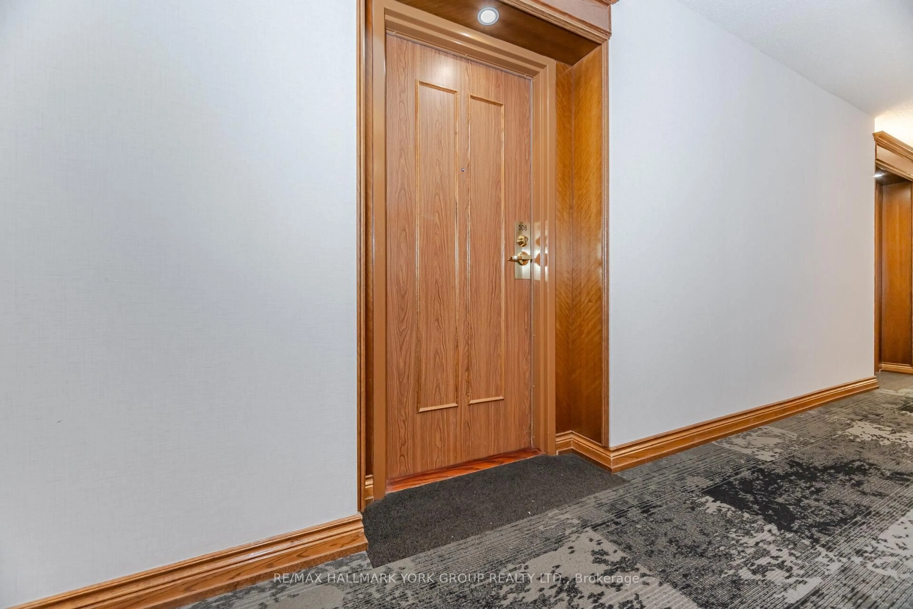 Indoor foyer for 100 Observatory Lane #508, Richmond Hill Ontario L4C 1T4