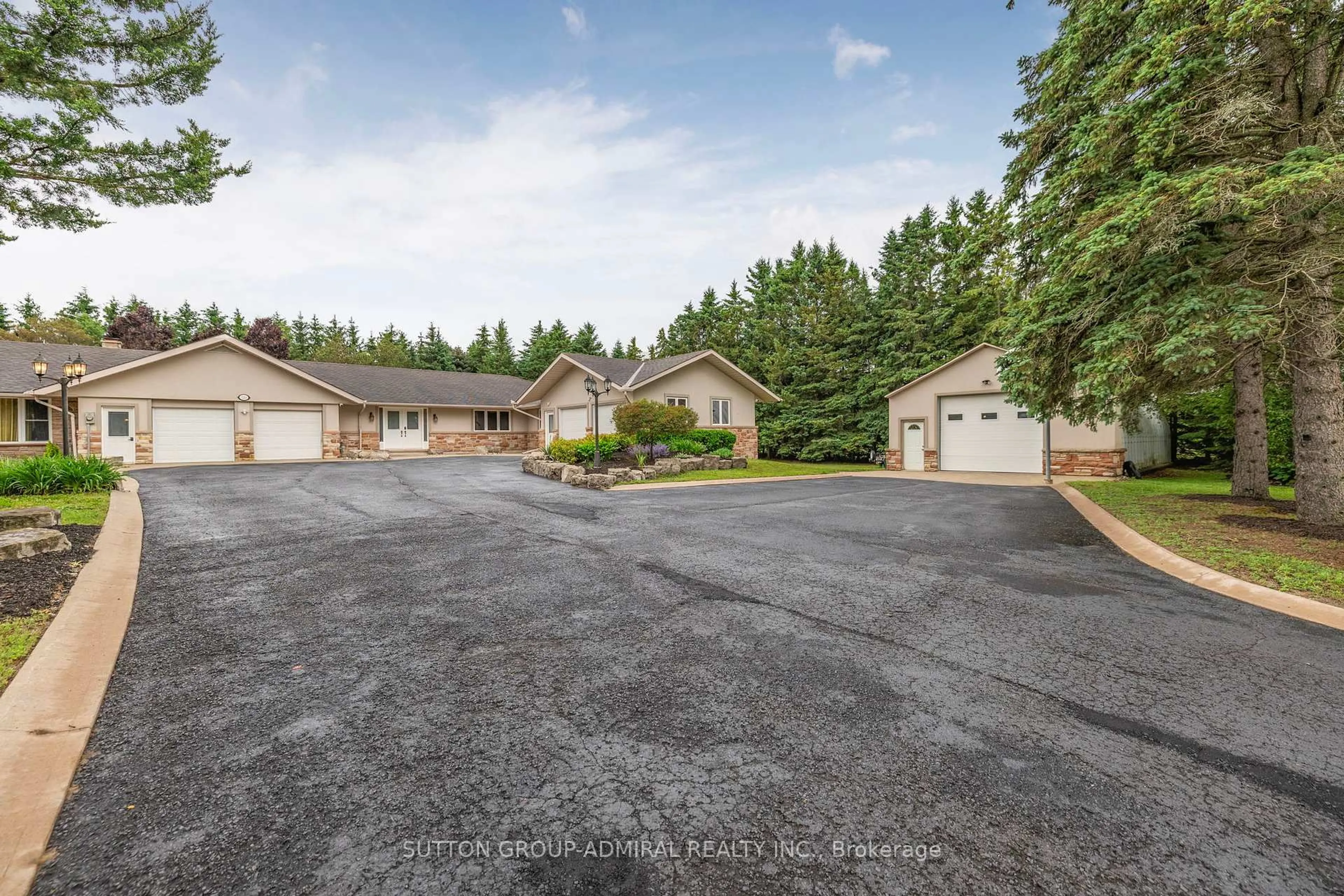 A pic from outside/outdoor area/front of a property/back of a property/a pic from drone, unknown for 120 Lake Woods Dr, Whitchurch-Stouffville Ontario L4A 1P1
