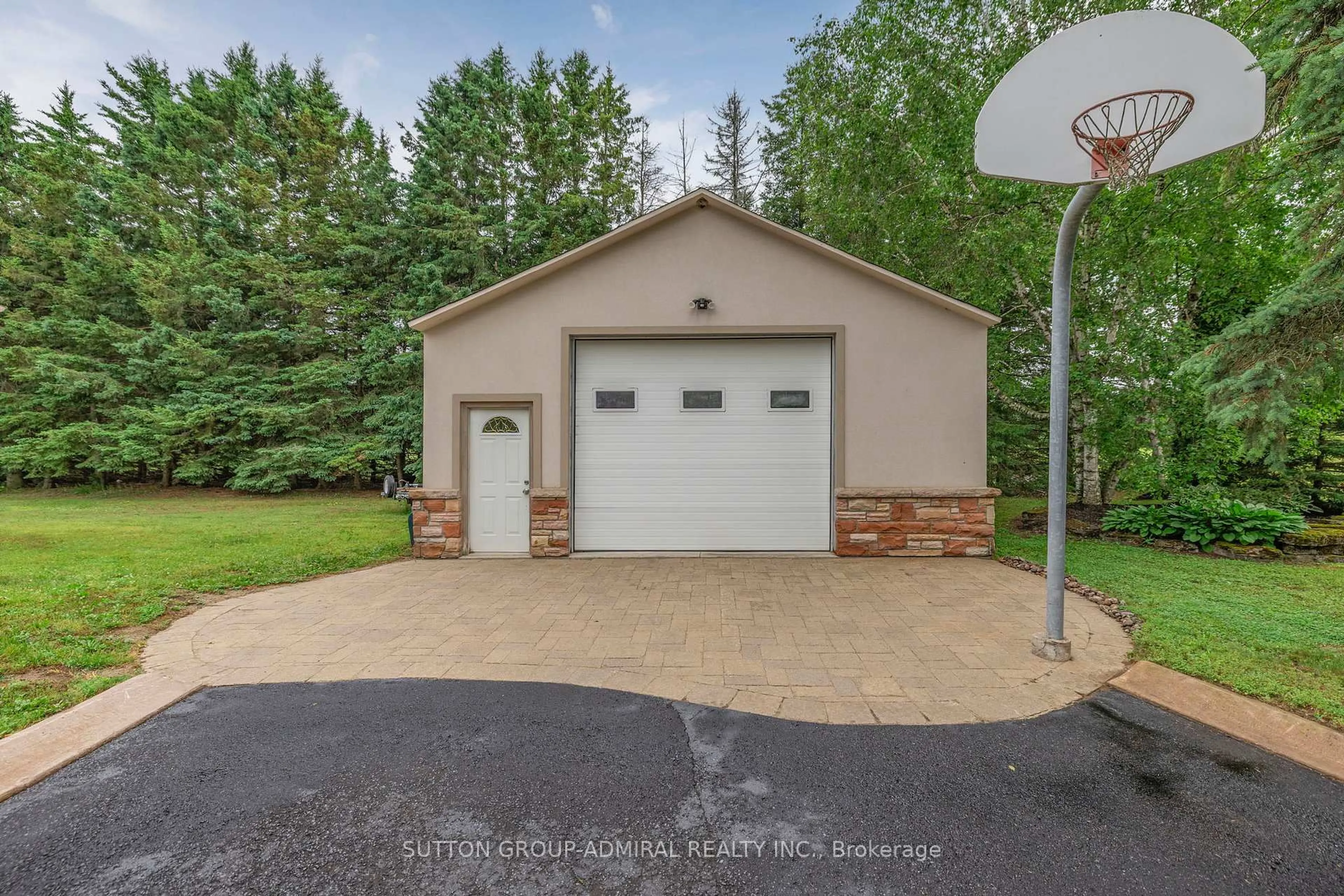 Indoor garage for 120 Lake Woods Dr, Whitchurch-Stouffville Ontario L4A 1P1