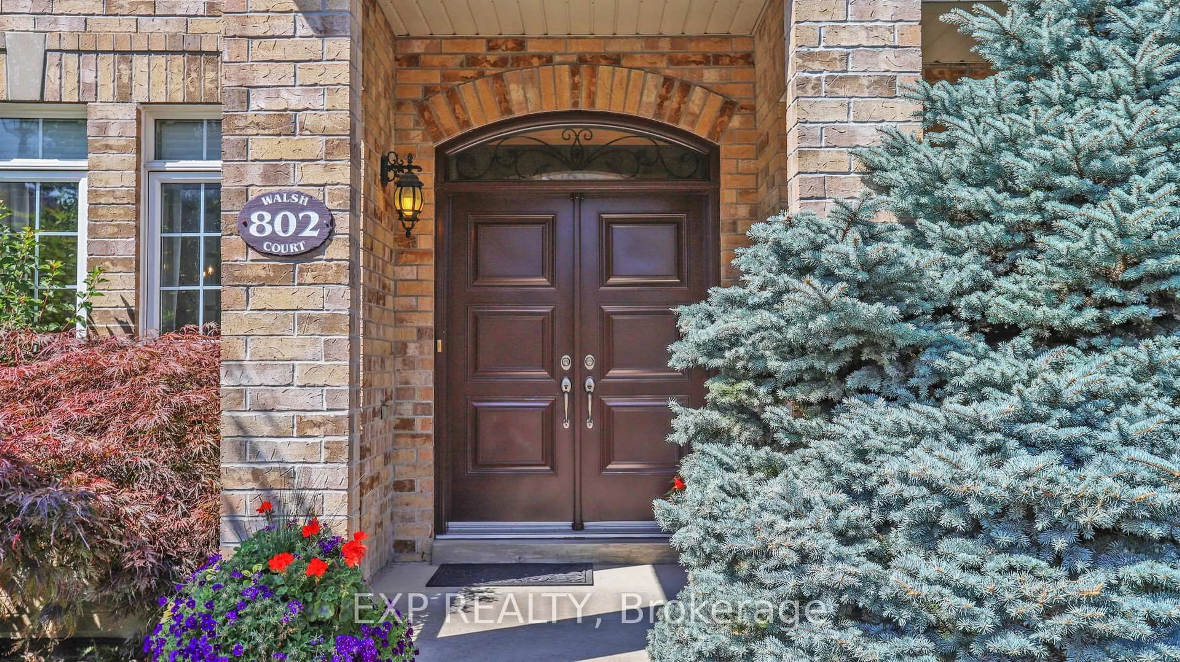 Indoor entryway for 802 Walsh Crt, Newmarket Ontario L3X 2V3