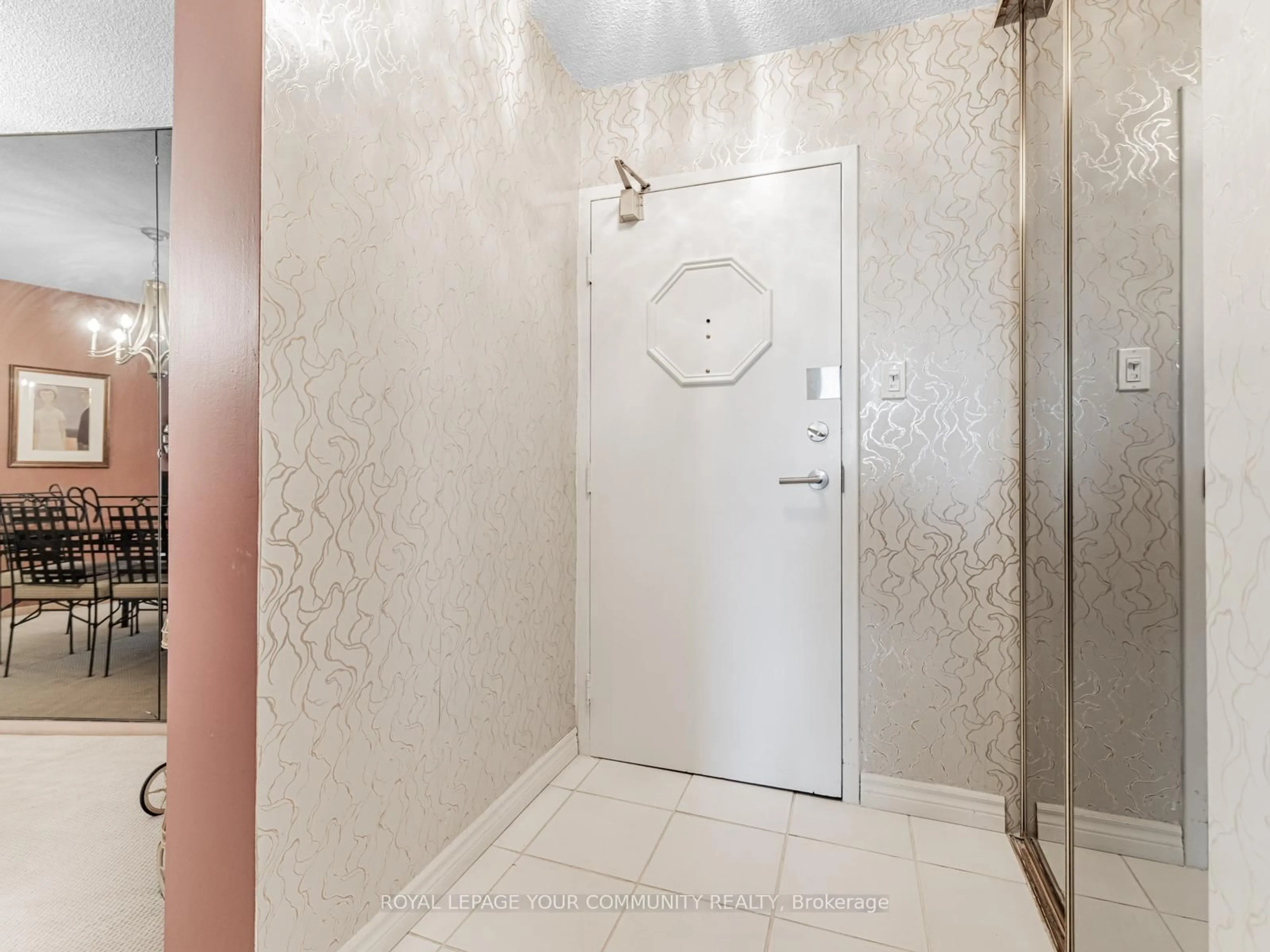 Indoor foyer for 7811 Yonge St #508, Markham Ontario L3T 4S3