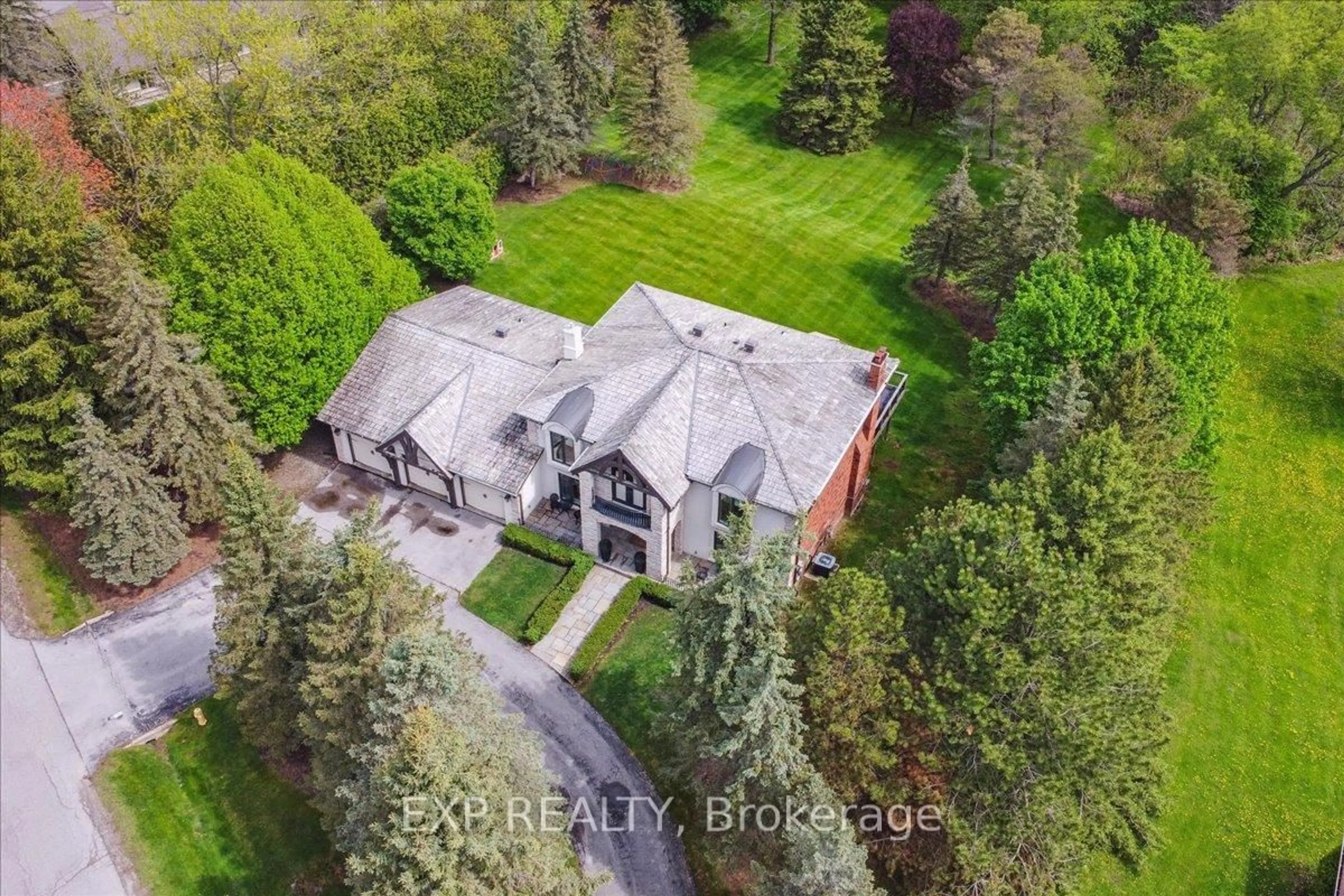 A pic from outside/outdoor area/front of a property/back of a property/a pic from drone, street for 71 Manitou Dr, King Ontario L7B 1E7