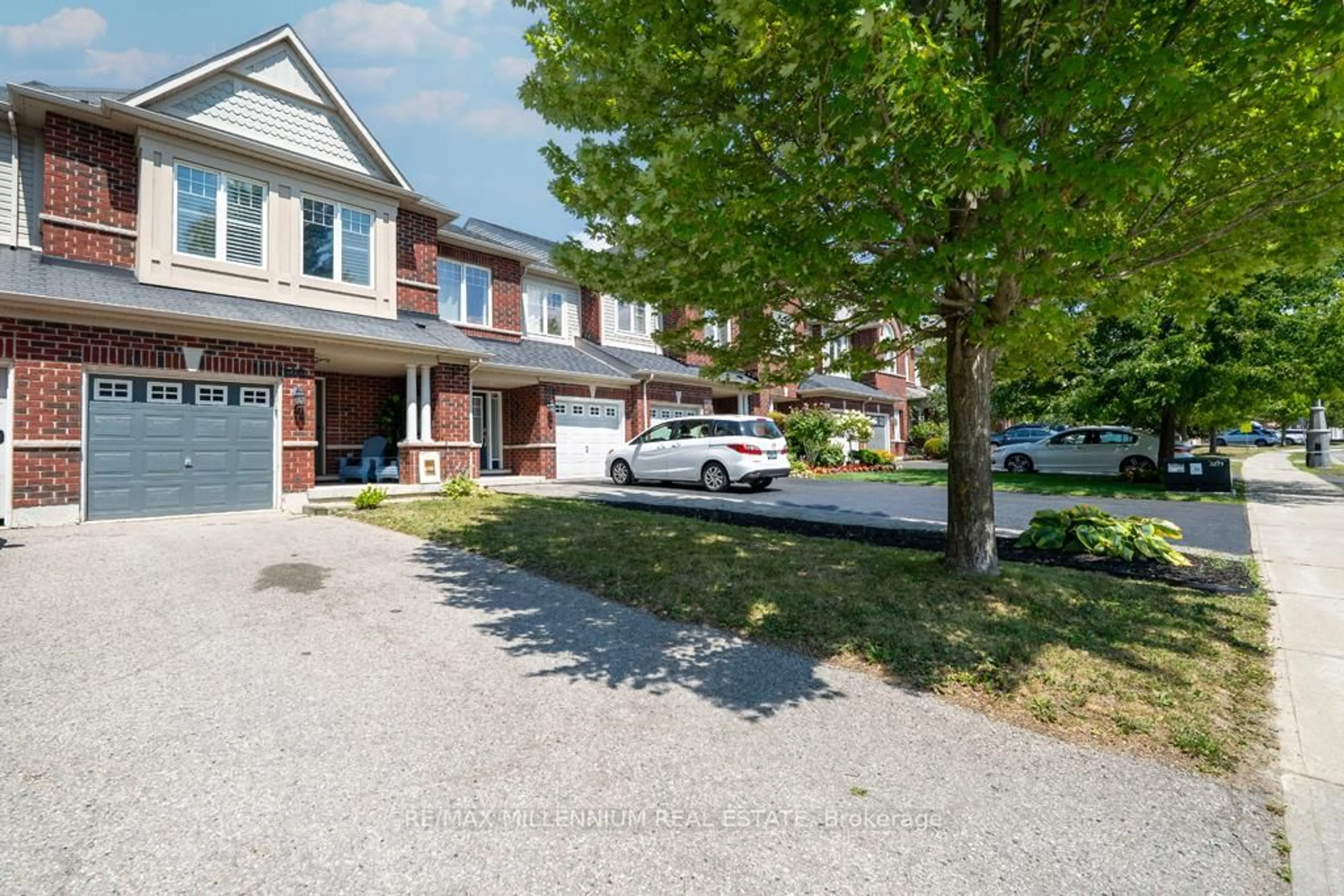 A pic from outside/outdoor area/front of a property/back of a property/a pic from drone, street for 146 Harvest Hills Blvd, East Gwillimbury Ontario L9N 0C1