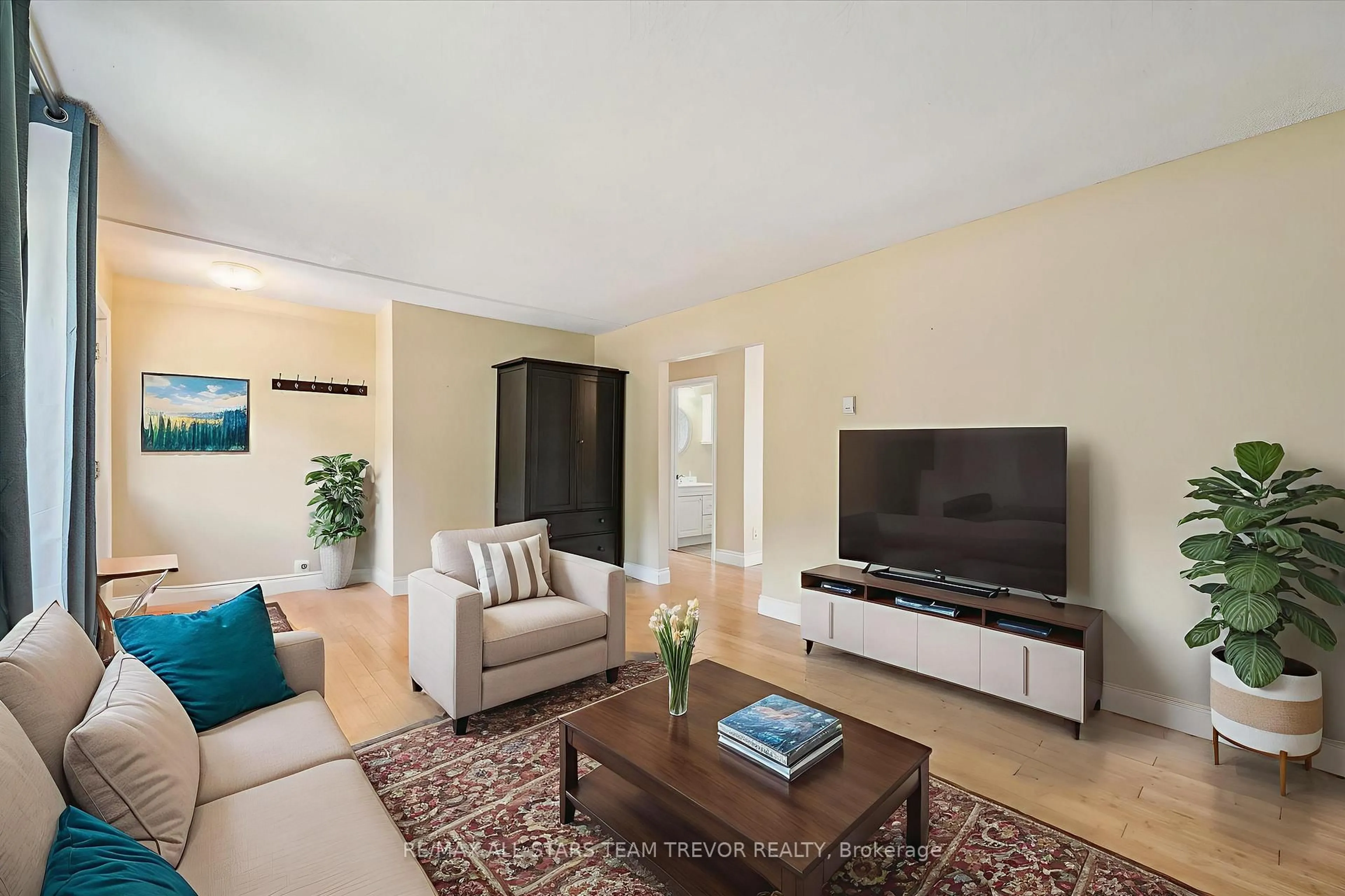 Living room with furniture, unknown for 246 Glenwoods Ave, Georgina Ontario L4P 2W8
