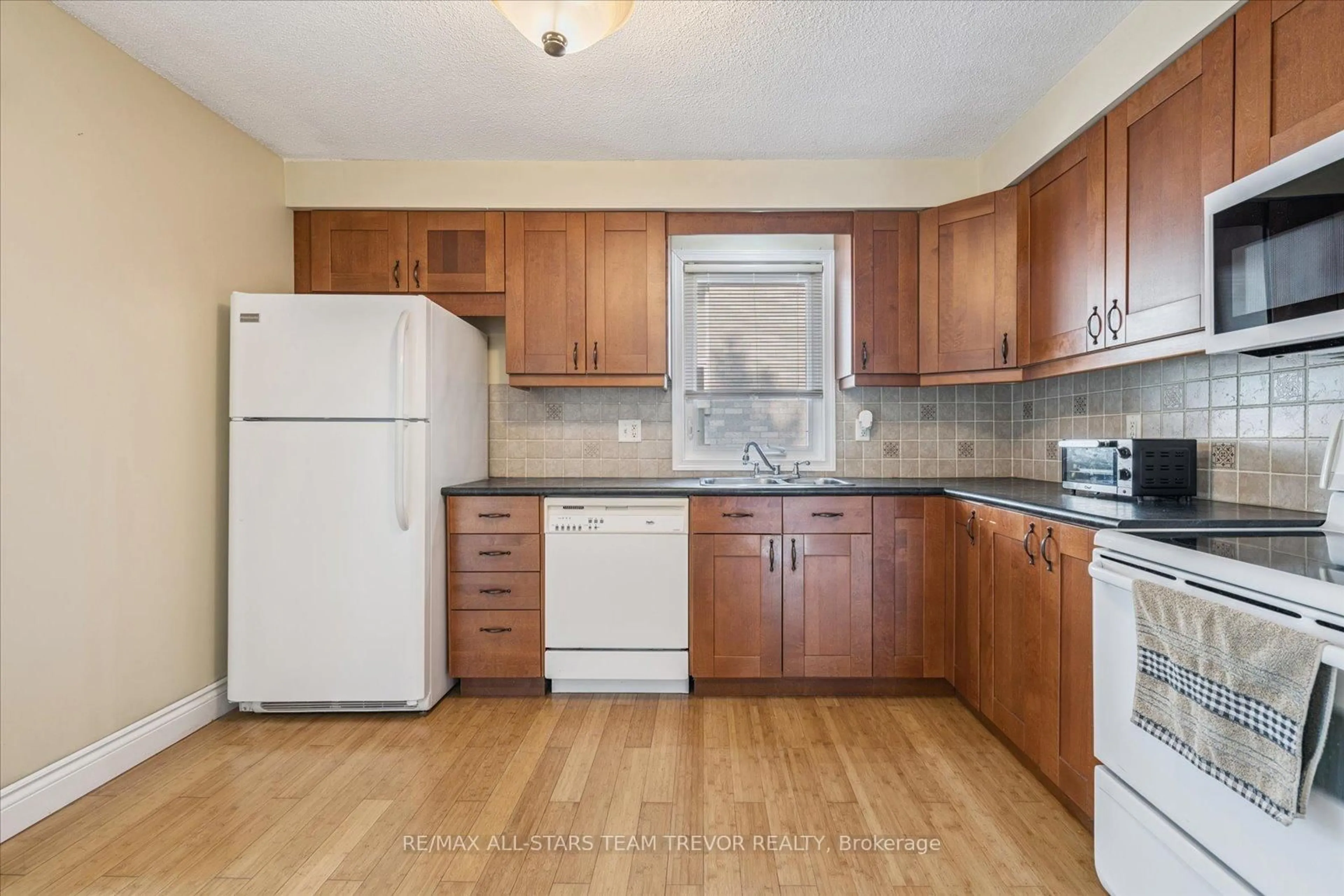 Standard kitchen, unknown for 246 Glenwoods Ave, Georgina Ontario L4P 2W8