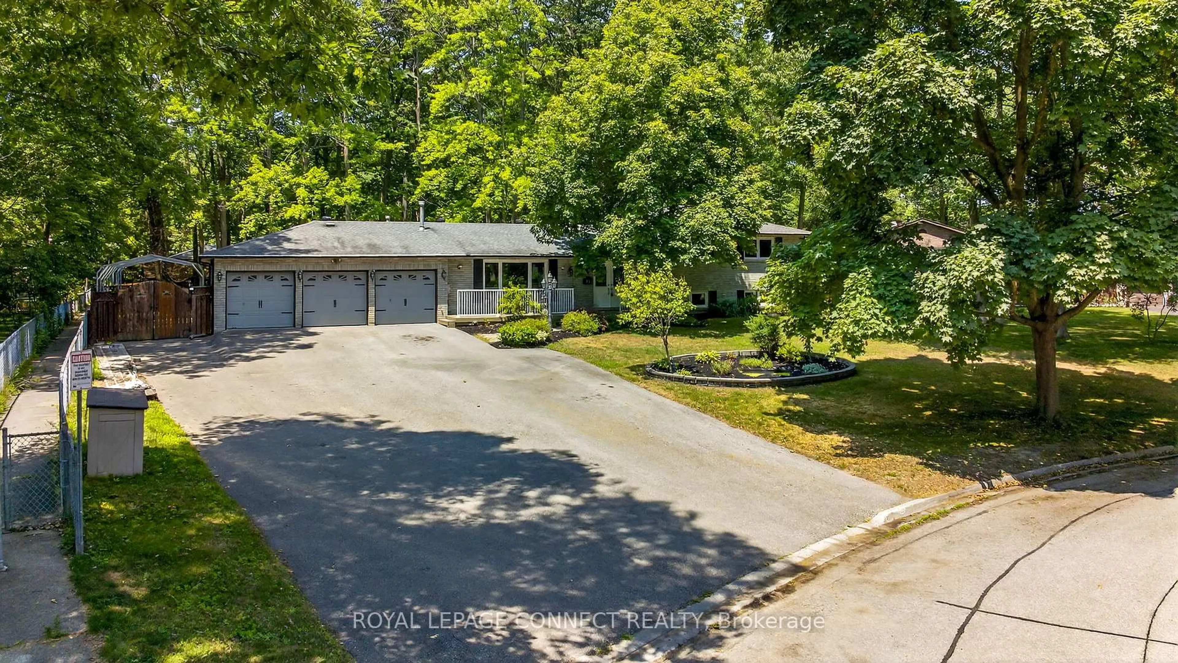A pic from outside/outdoor area/front of a property/back of a property/a pic from drone, street for 10 Donaldson Rd, East Gwillimbury Ontario L9N 1J2