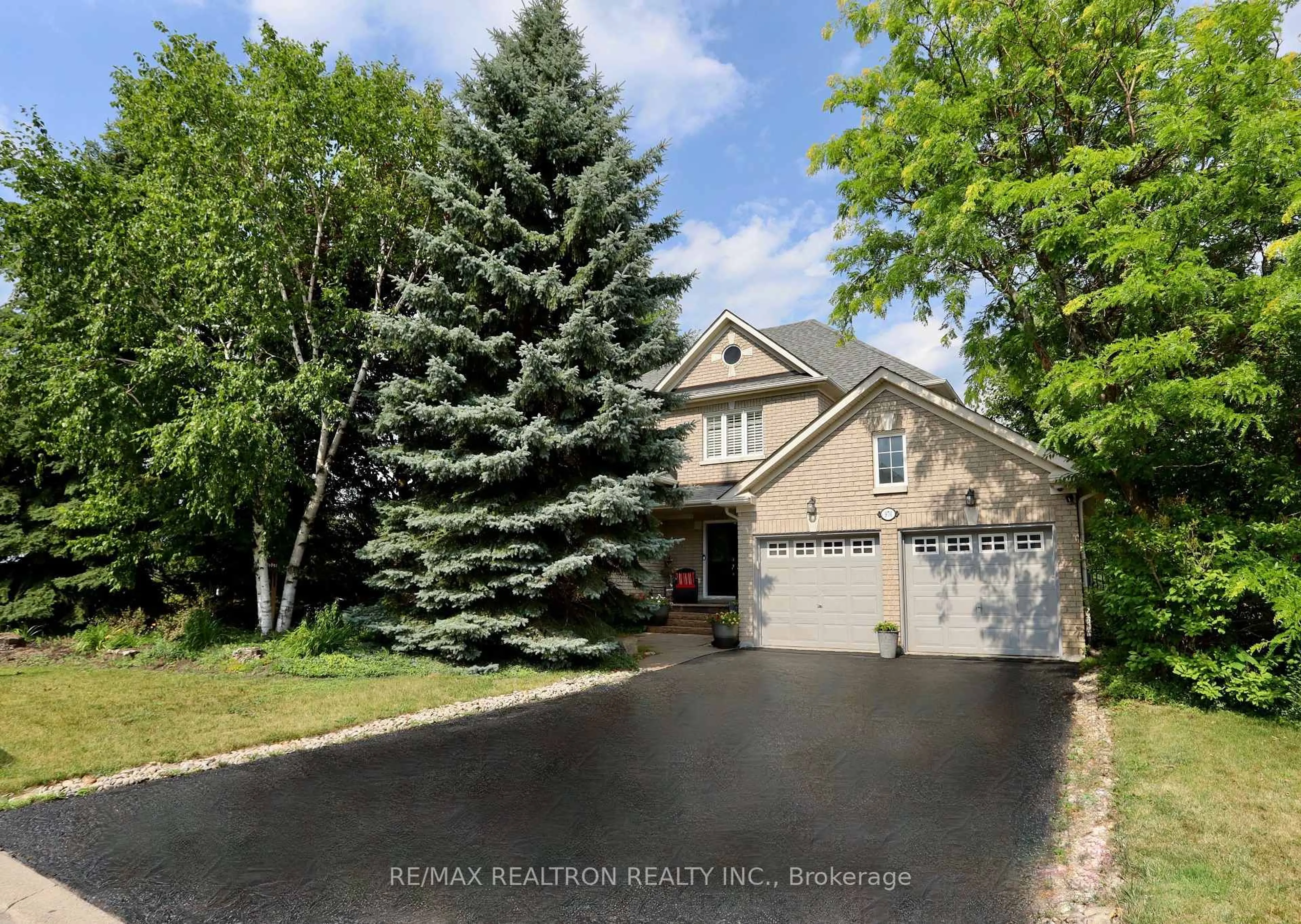 A pic from outside/outdoor area/front of a property/back of a property/a pic from drone, street for 970 Best Circ, Newmarket Ontario L3X 2K9